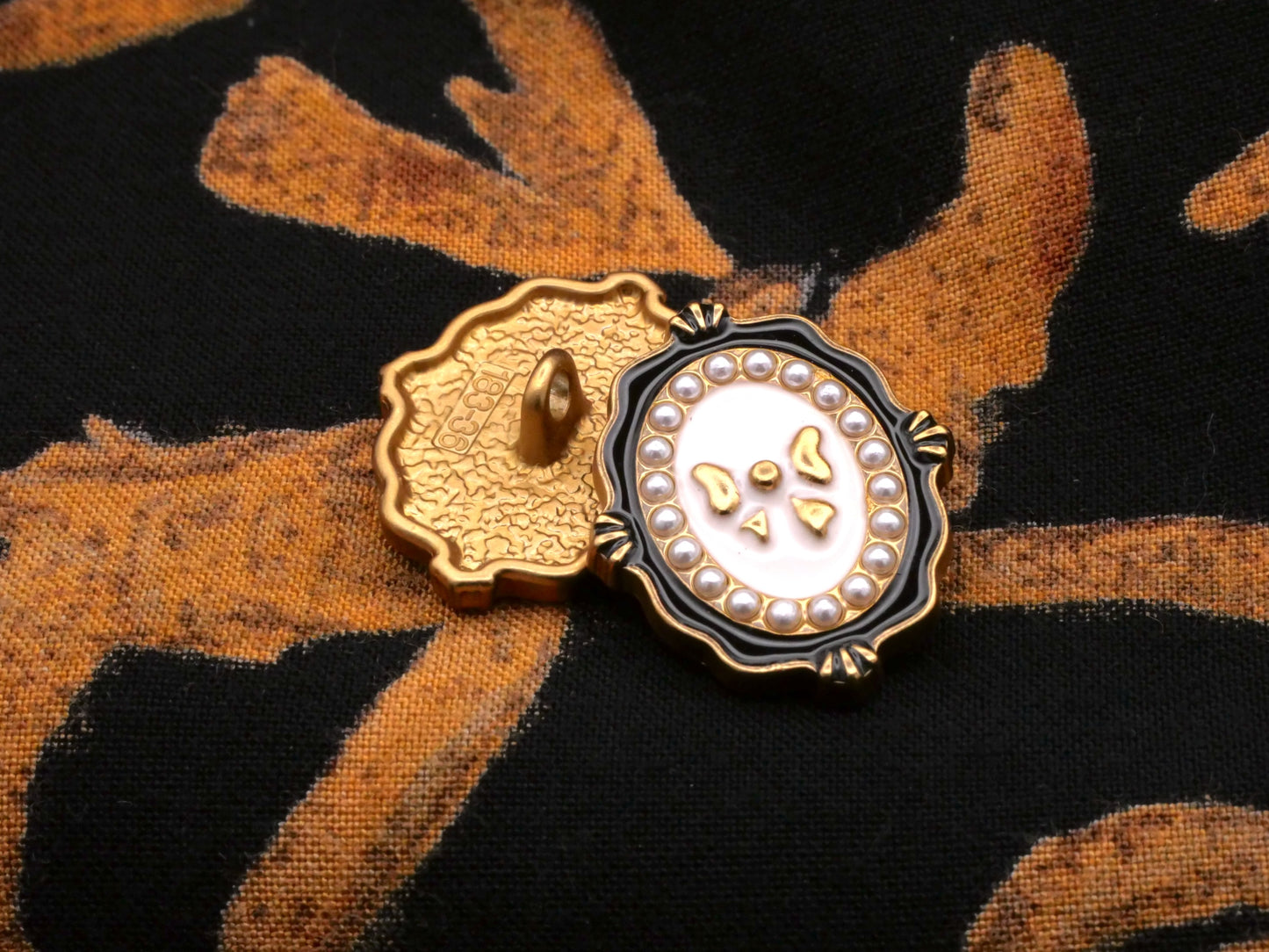 Bow Picture Frame Enamel Metal Button 18x22mm
