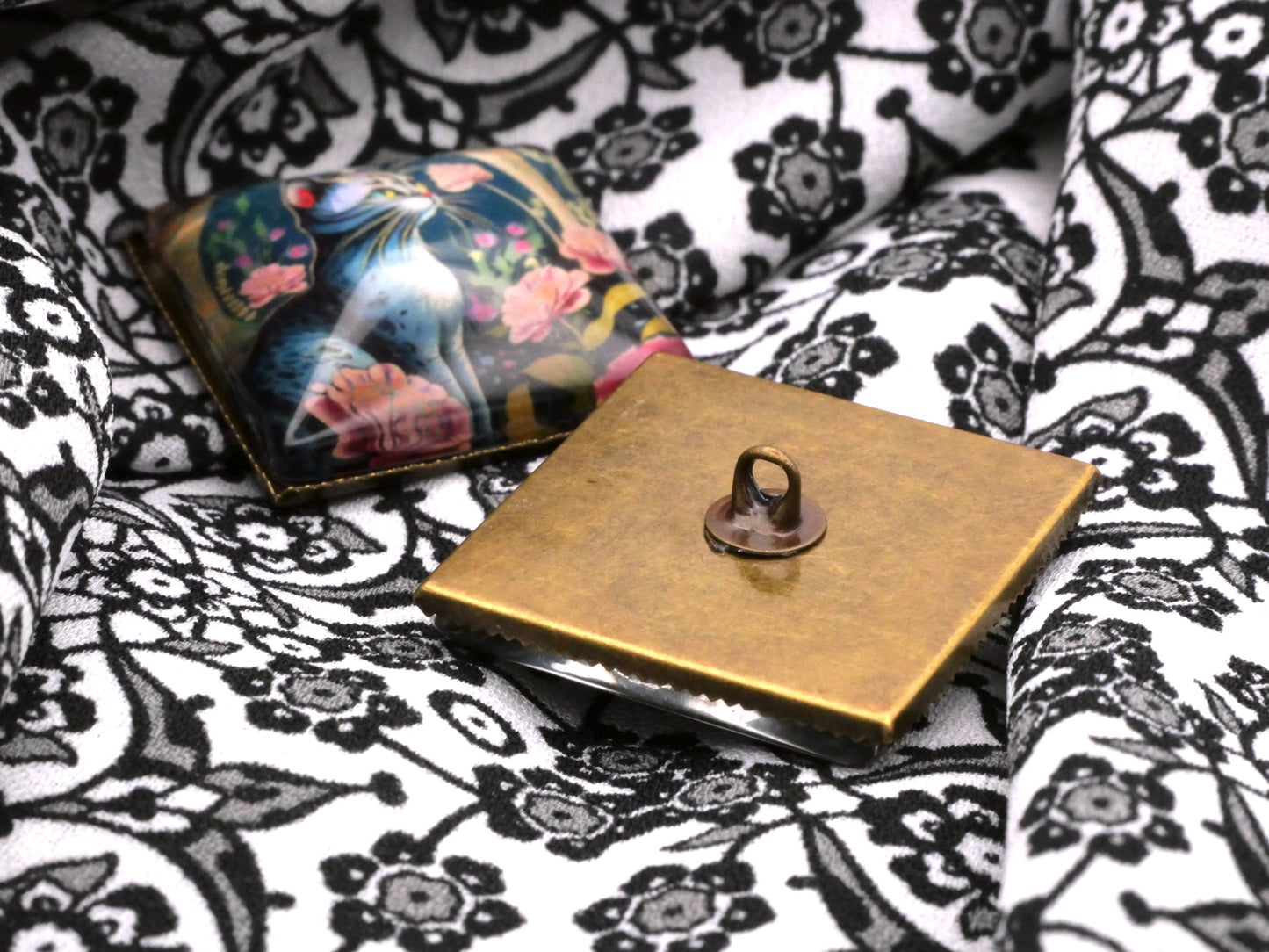 Art Nouveau Cat and Flowers Glass Dome Button 26mm