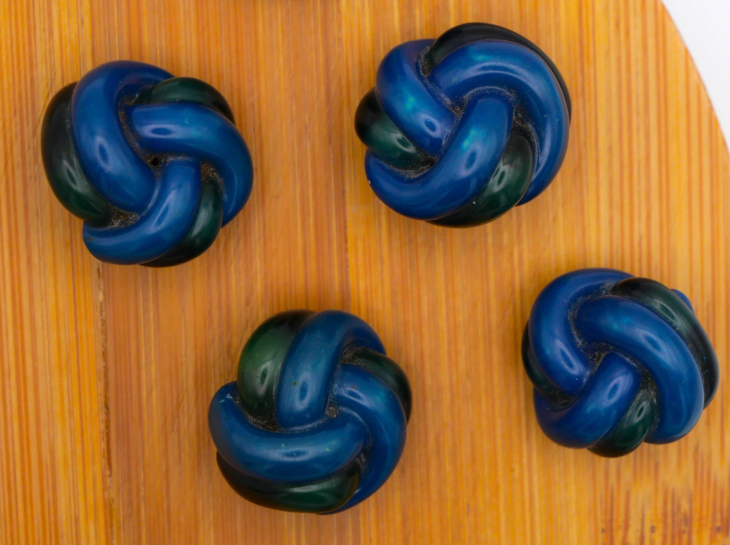 Extruded Celluloid Blue Green Triad Knots 18mm