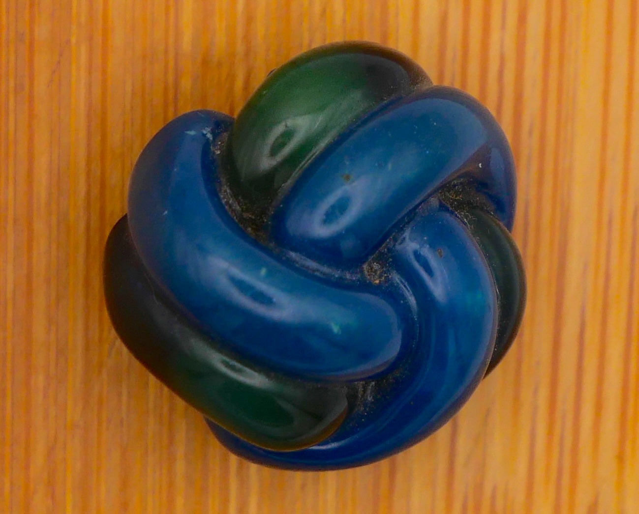 Extruded Celluloid Blue Green Triad Knots 18mm