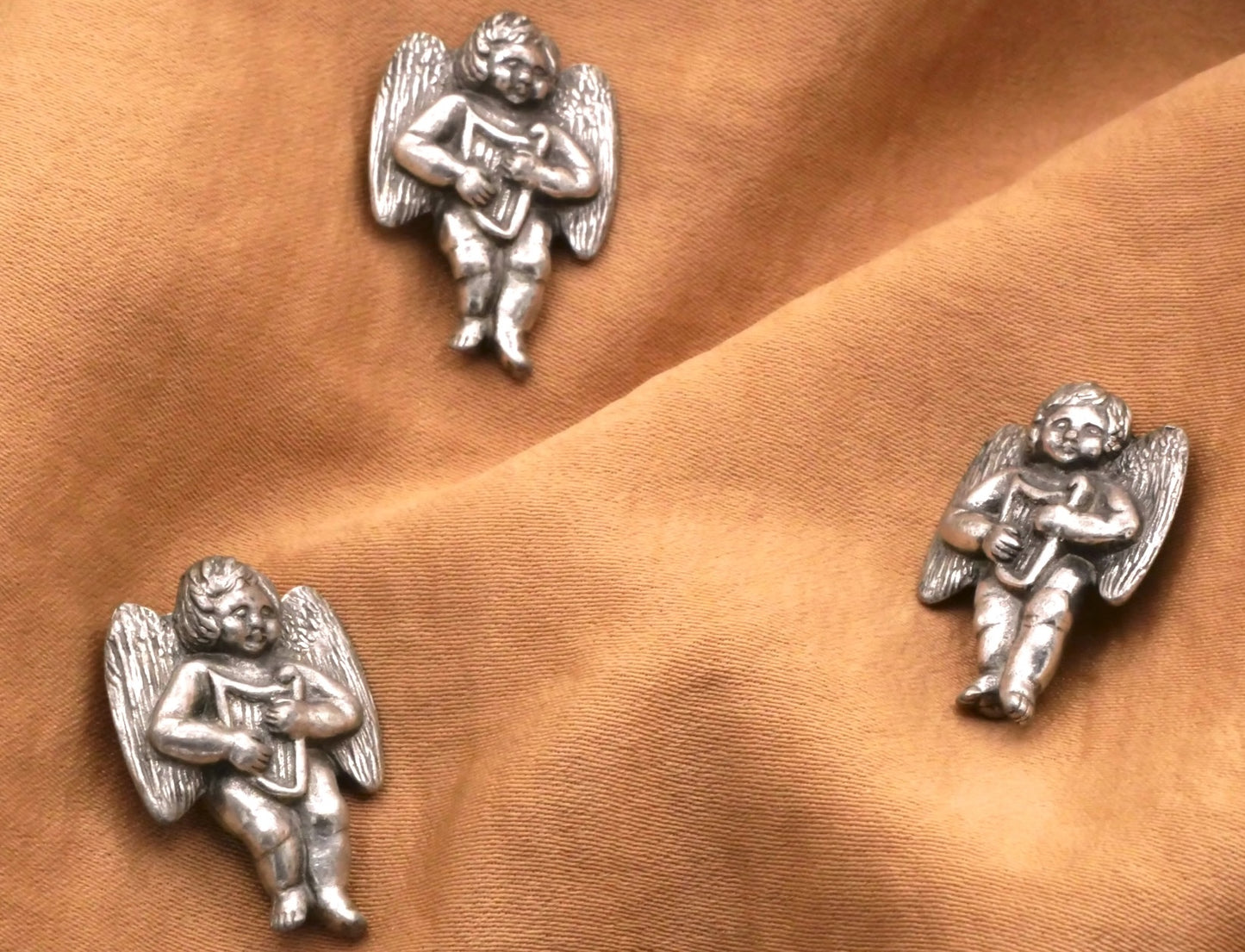 Danforth Pewter Cherub with Harp Button 16x23mm