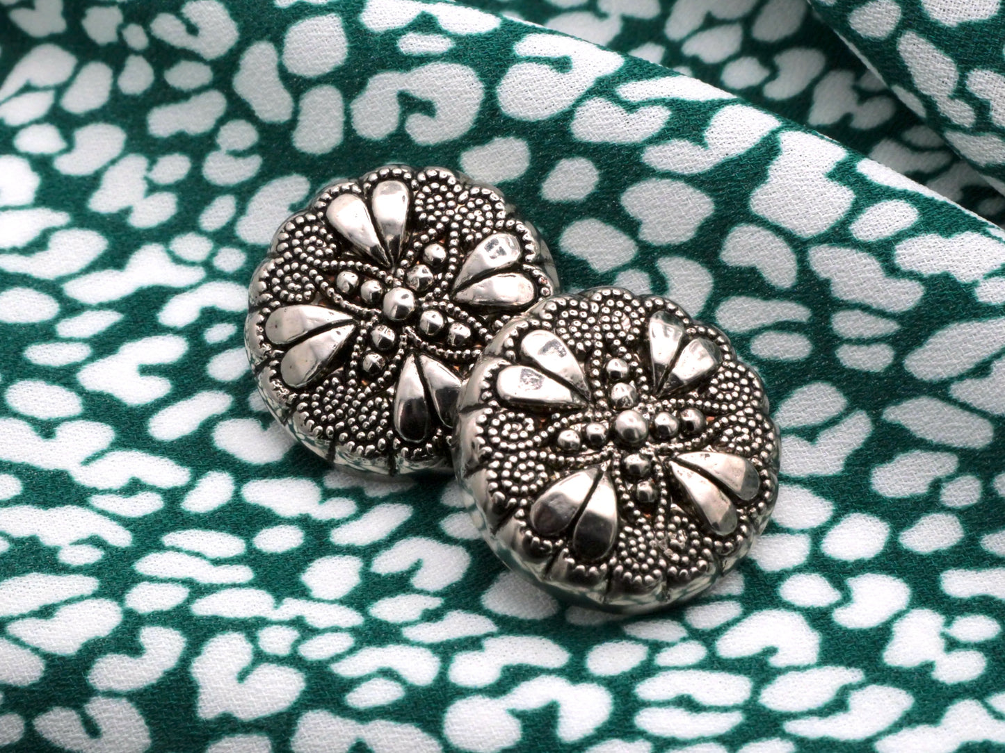 Clover Heart Scrolls Silver Plastic Button 21mm