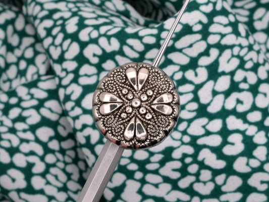 Clover Heart Scrolls Silver Plastic Button 21mm