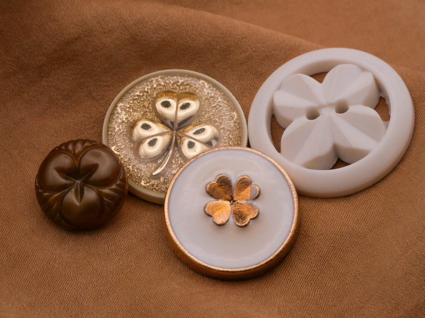 Clover Shamrock White Gold Metal Plastic Set of Four Buttons 15-28mm