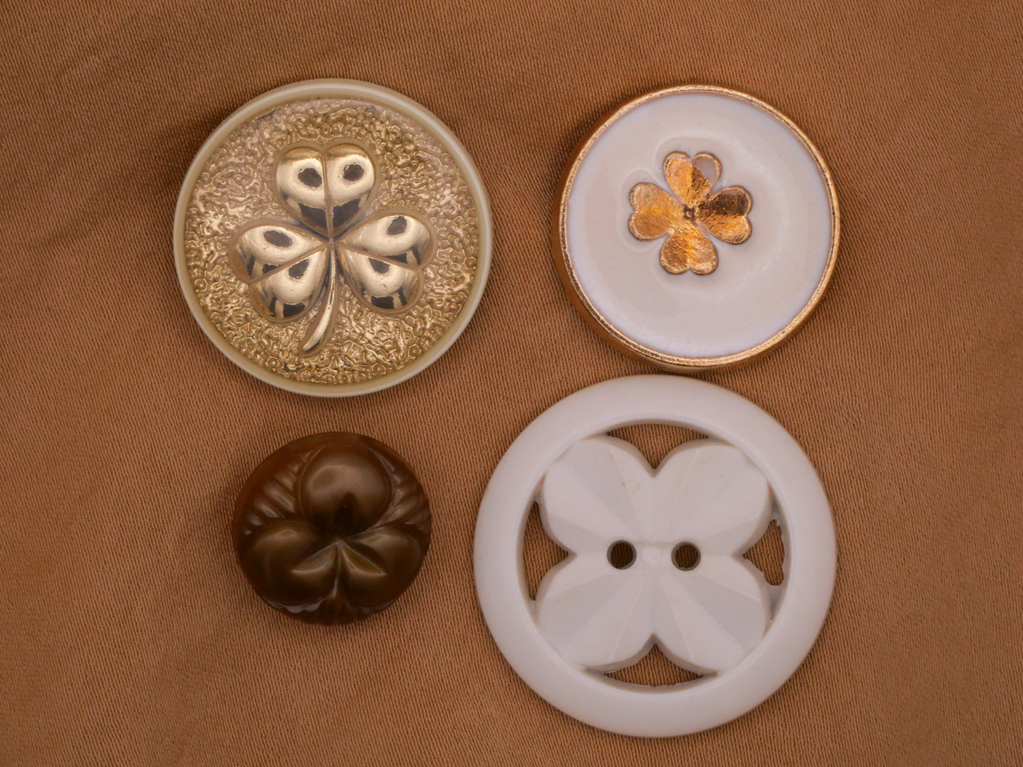 Clover Shamrock White Gold Metal Plastic Set of Four Buttons 15-28mm