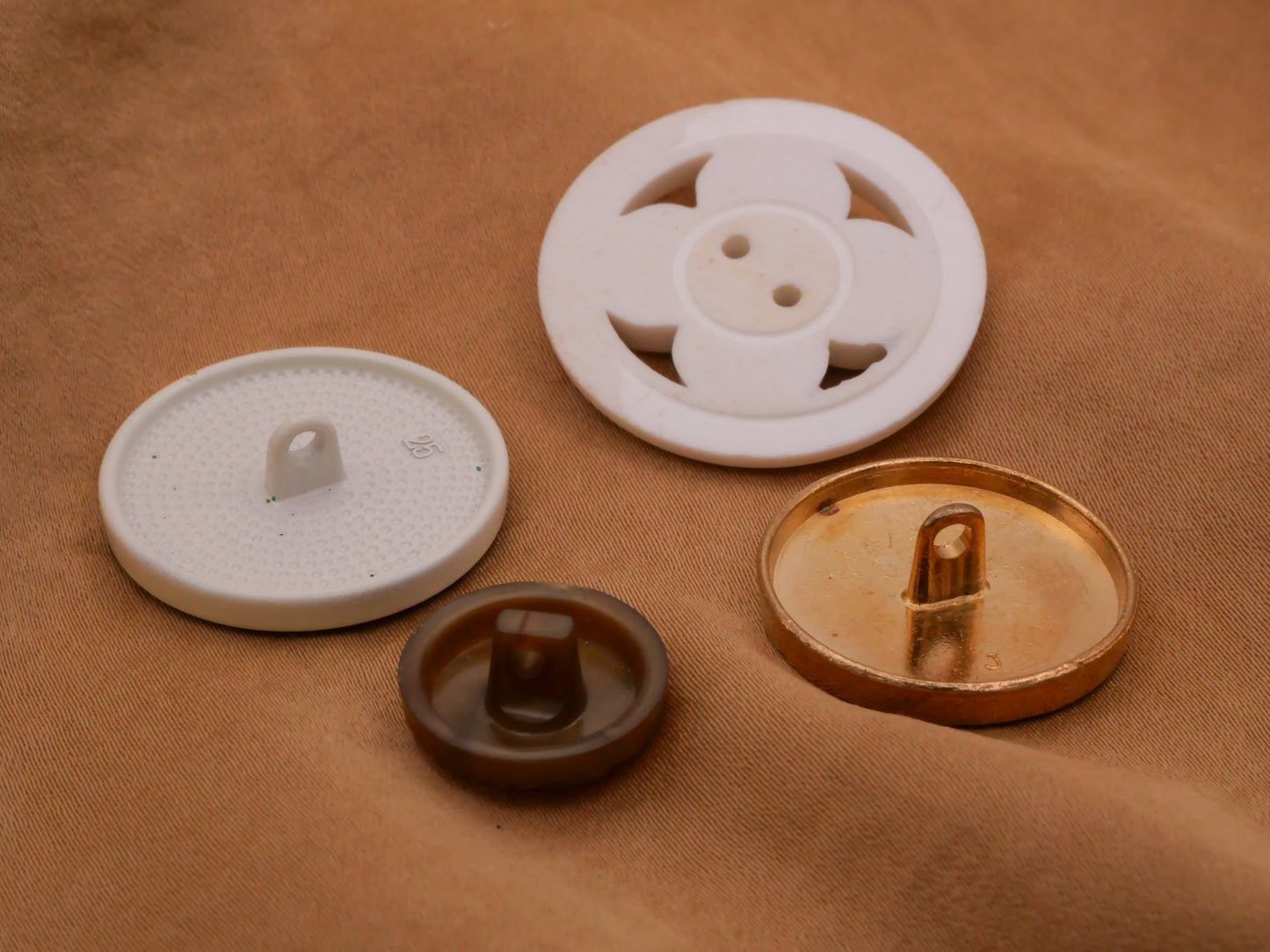 Clover Shamrock White Gold Metal Plastic Set of Four Buttons 15-28mm