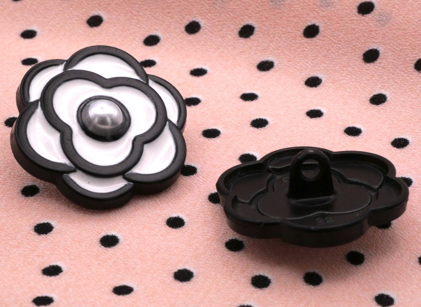 Mod Flowers Black White with Pearl 22mm