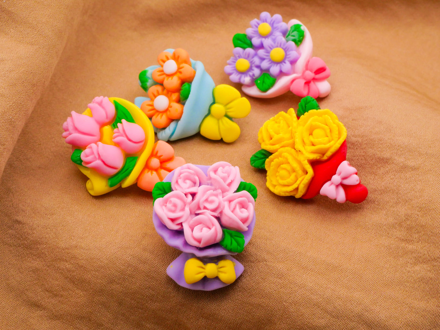 Bouquet Flowers Plastic Set of Five Buttons 22x27mm