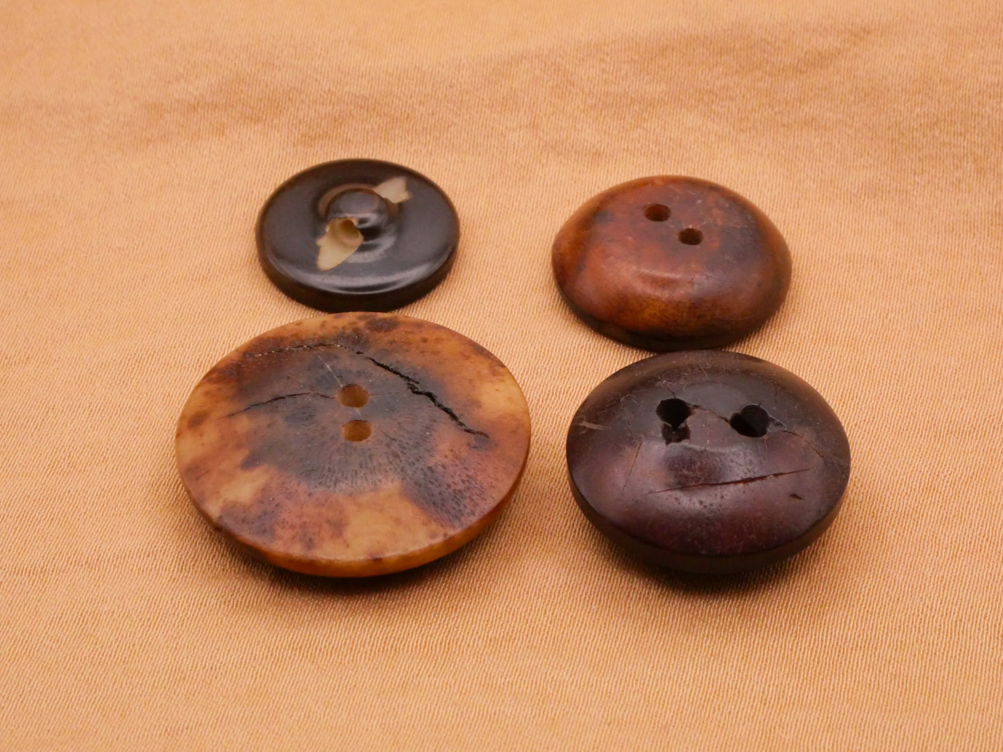 Vegetable Ivory Plaid Checkered Masculine Vintage Set of Four Buttons 15-25mm