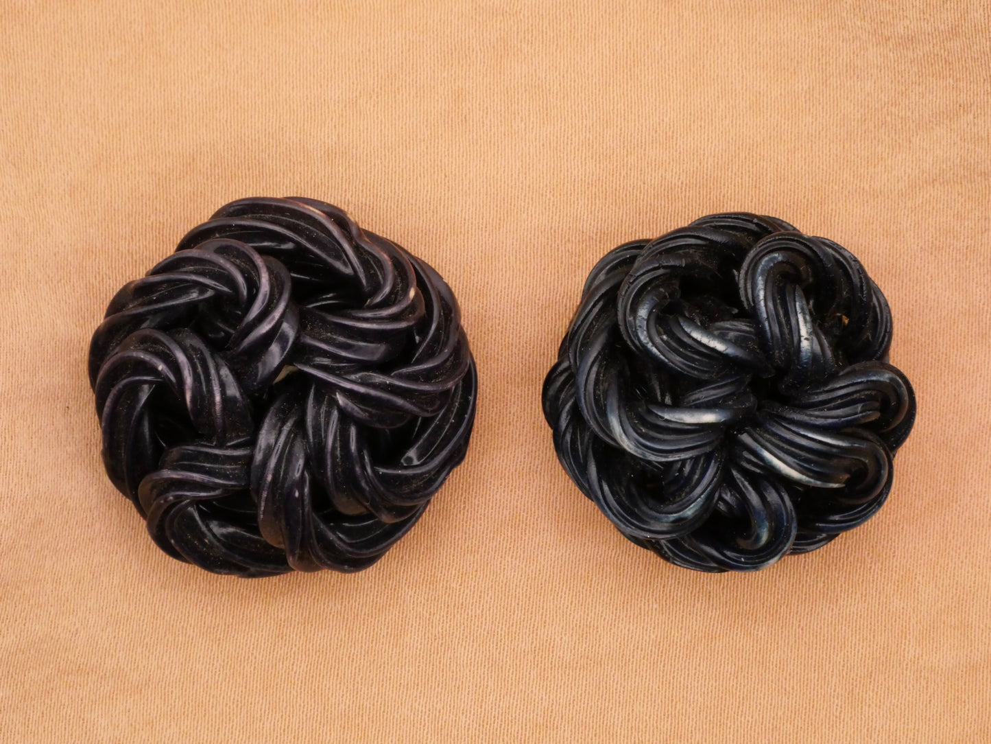 Extruded Celluloid Black Noodle Knot Early Plastic Vintage Button Various 26-28mm