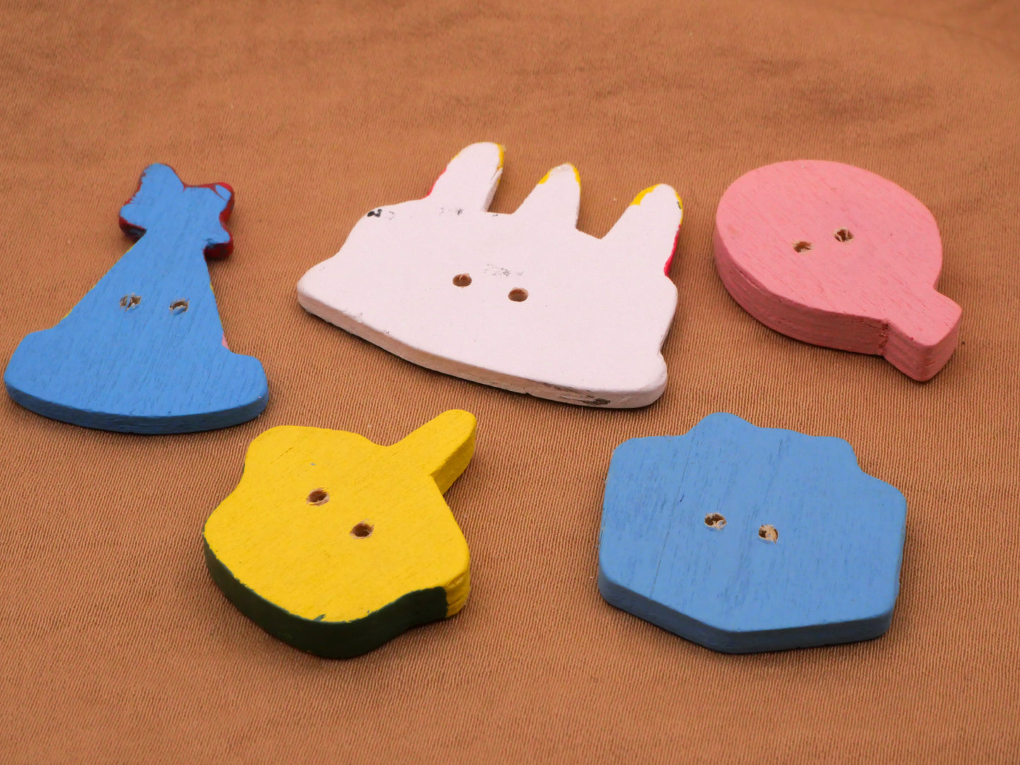 Party Cake Gift Balloon Wood Set of Five Buttons 19-34mm