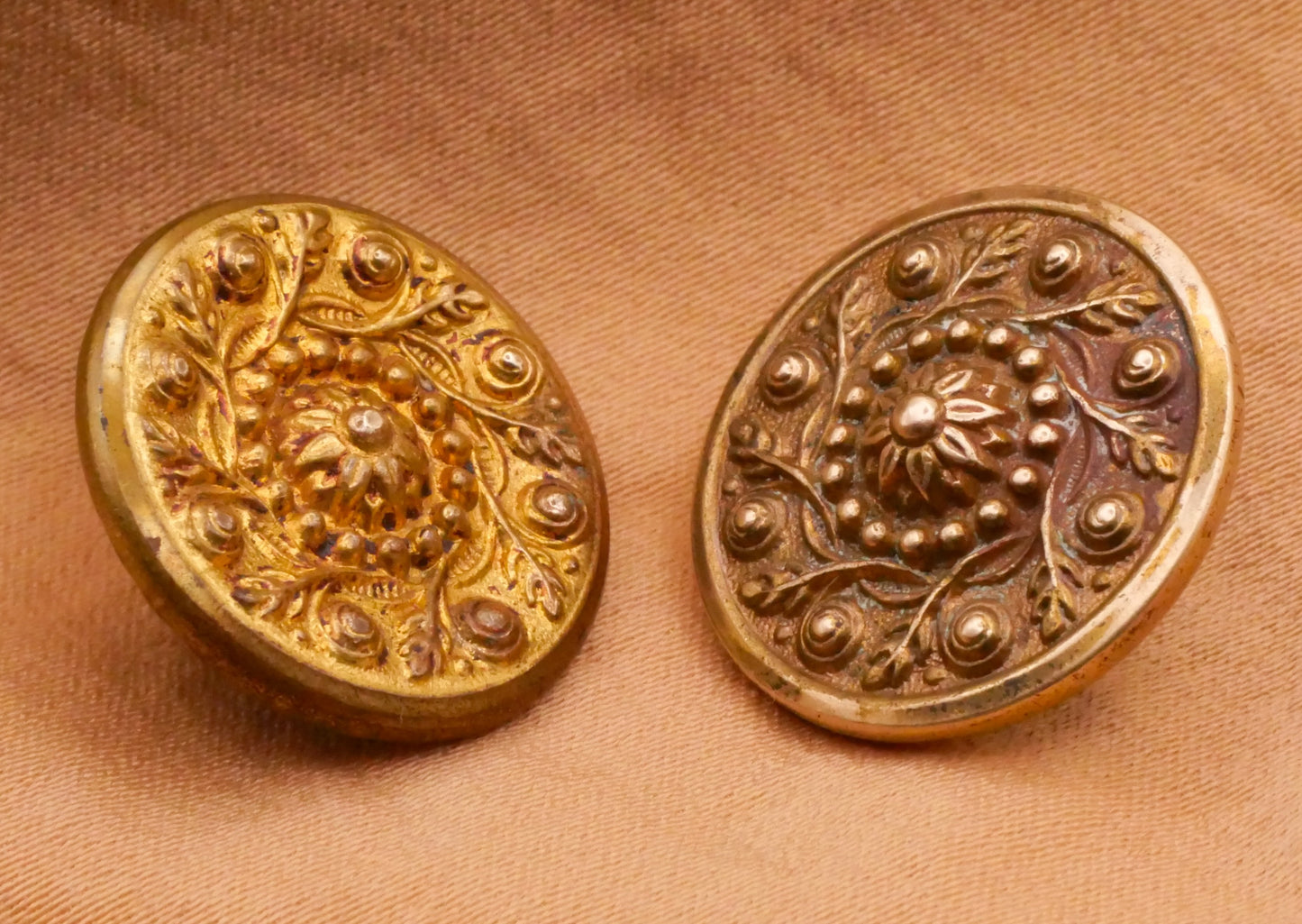 Flower Center Vines Wreath Antique Brass Metal Button Various 19mm