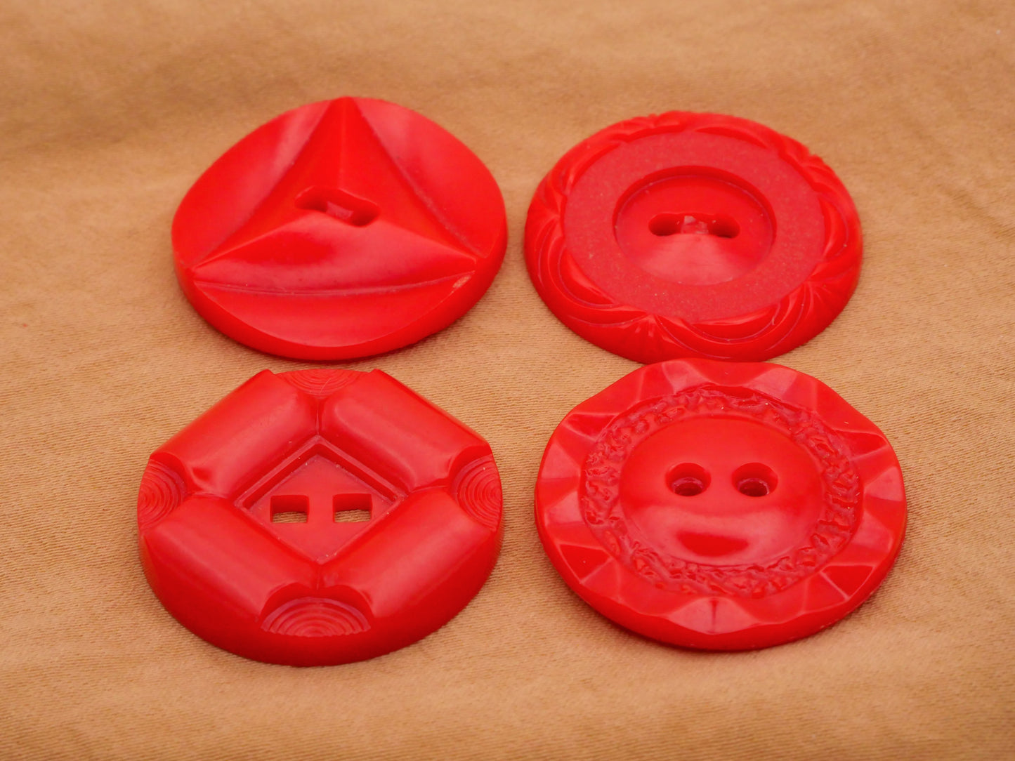 Red Vintage Triangle Flower Scroll Sun Plastic Button Various 27mm