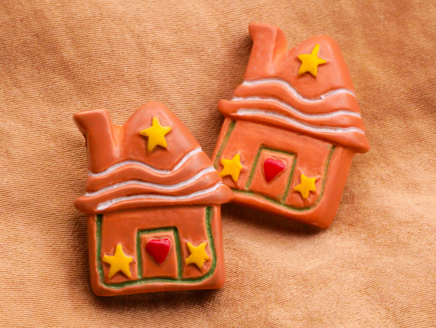 Gingerbread House Home Heart Star Plastic Button 18x22mm