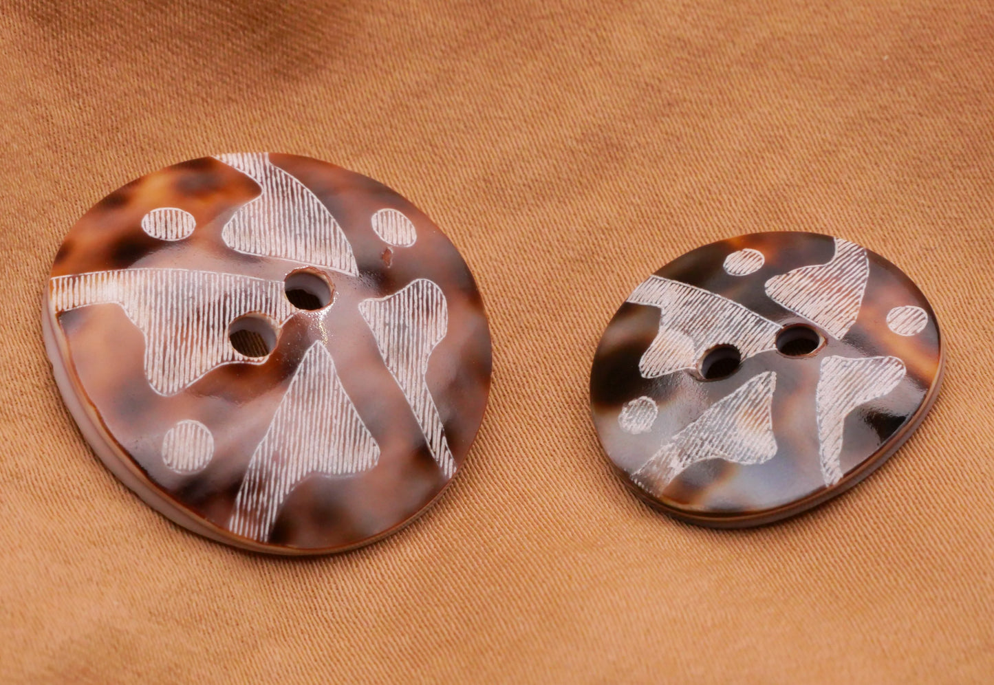 Shell Etched Tribal Design Natural Button Various 20-27mm