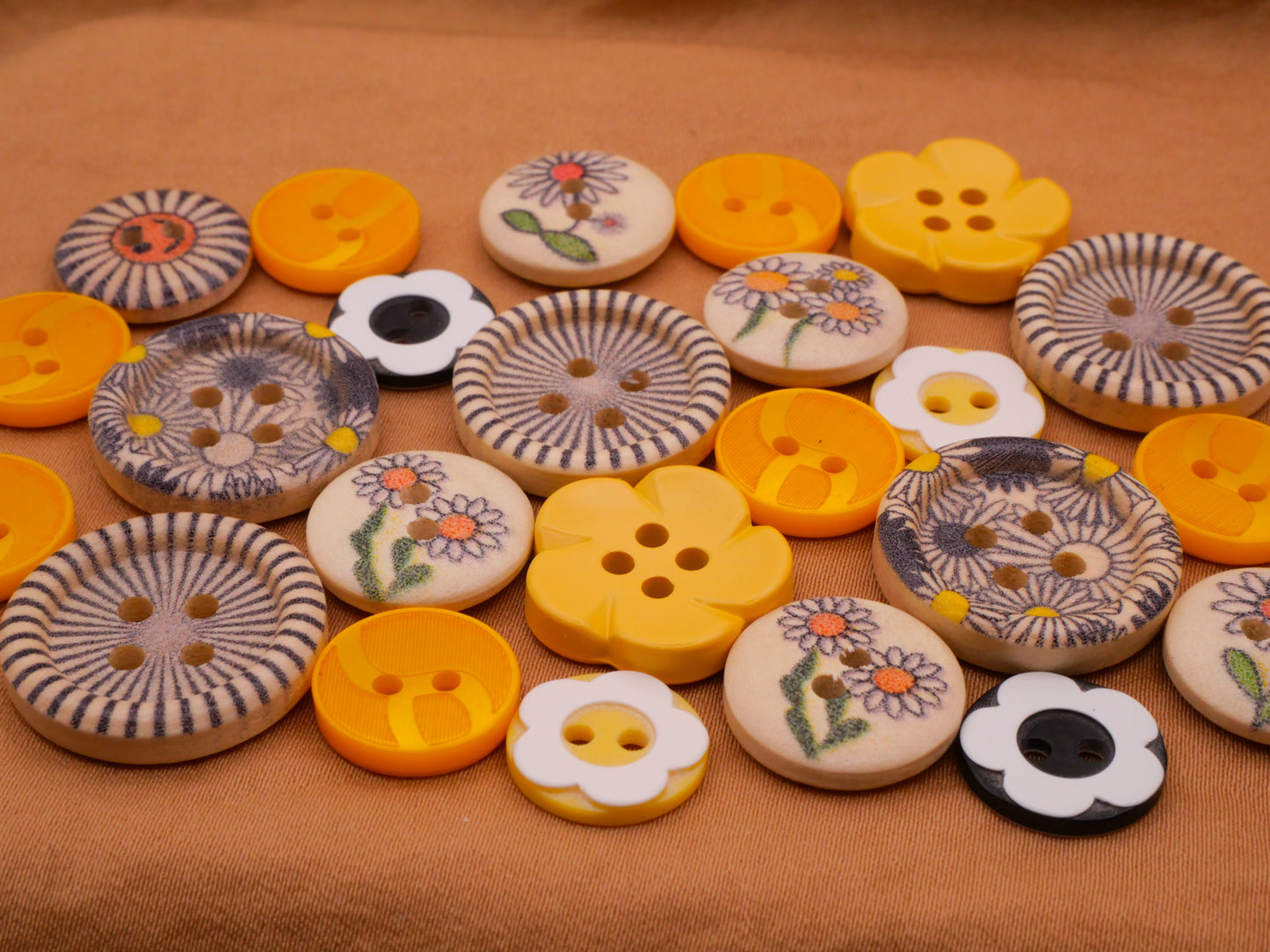 Daisy Flower Yellow Black Wood Plastic Set of Twenty-Four Buttons 13-20mm
