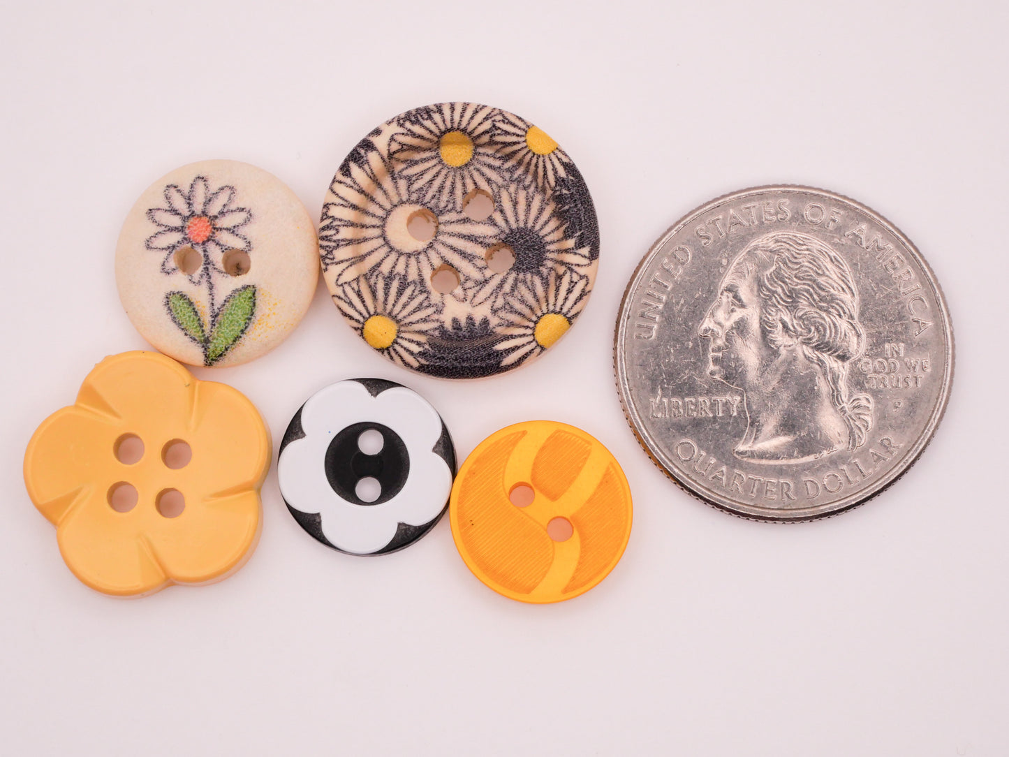 Daisy Flower Yellow Black Wood Plastic Set of Twenty-Four Buttons 13-20mm