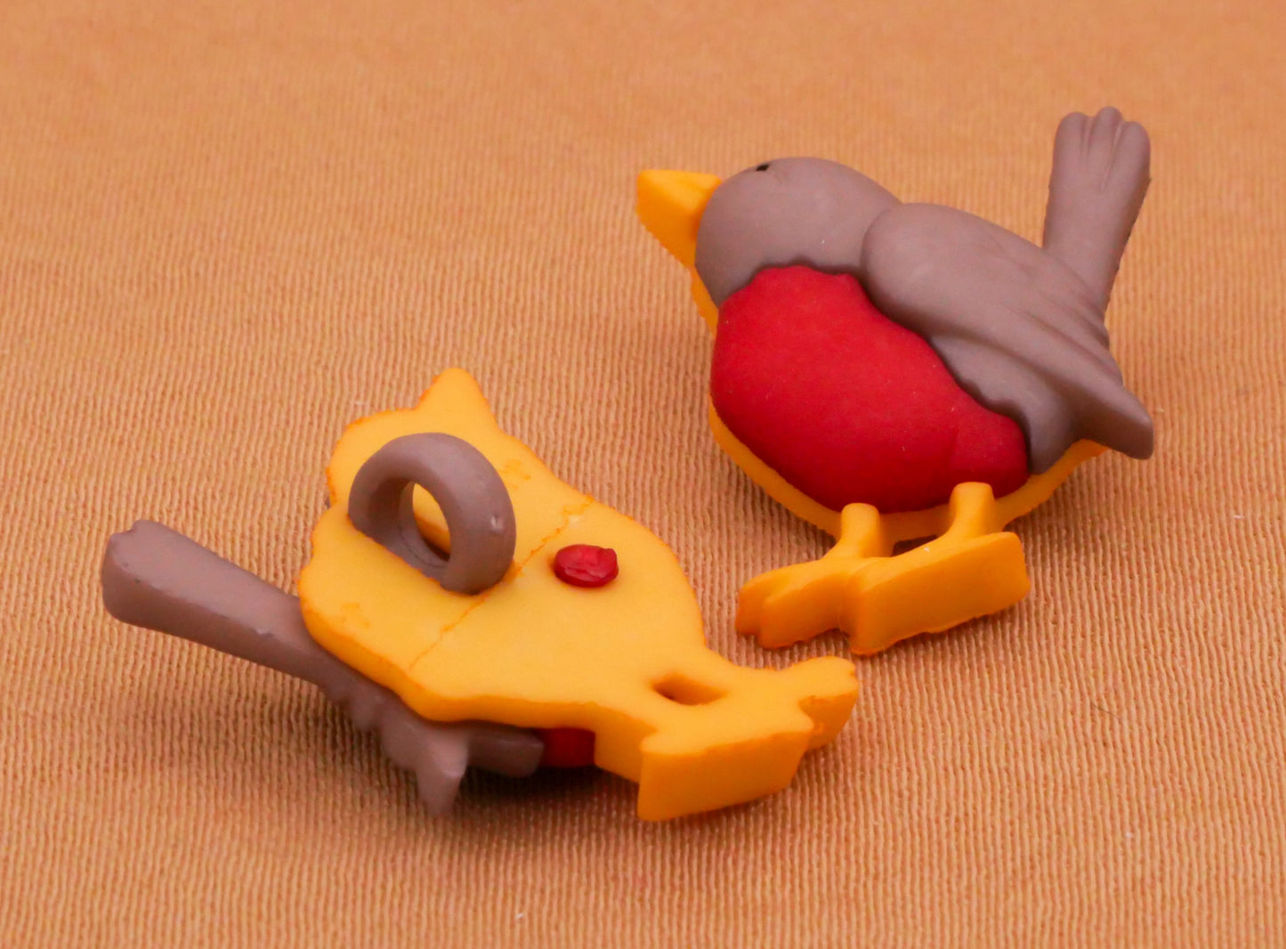 Robin Bird Plastic Snap Together Set of Three Buttons 16x19mm