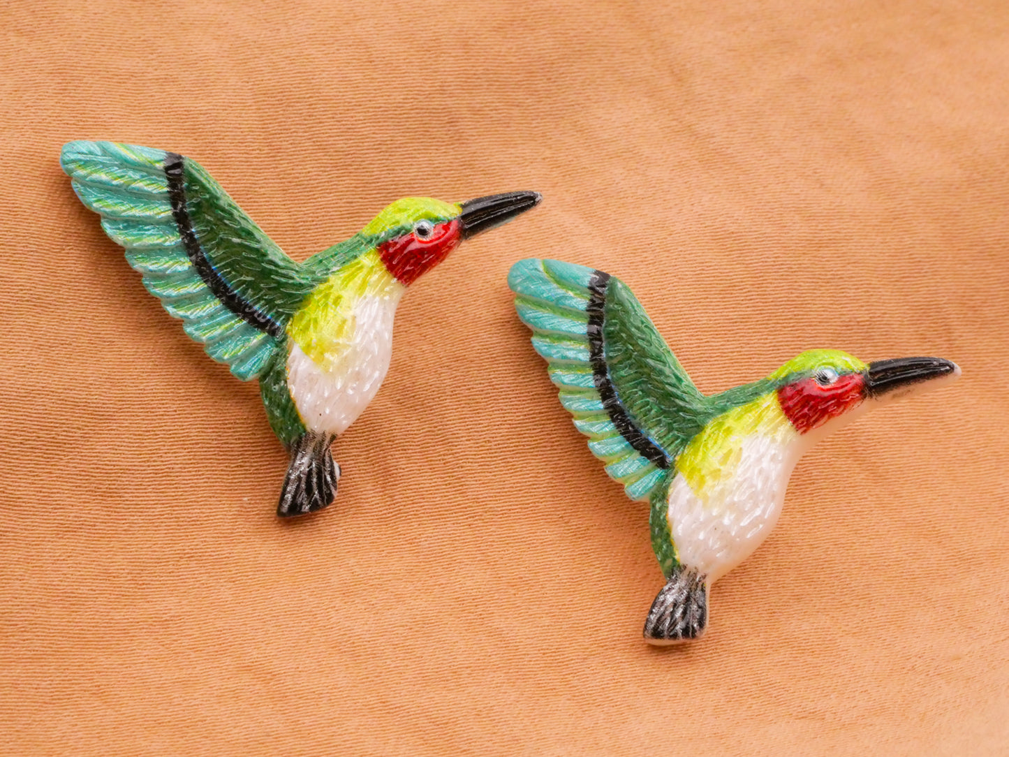 Hummingbird Realistic Flying Bird Green Red Plastic Button 27x30mm