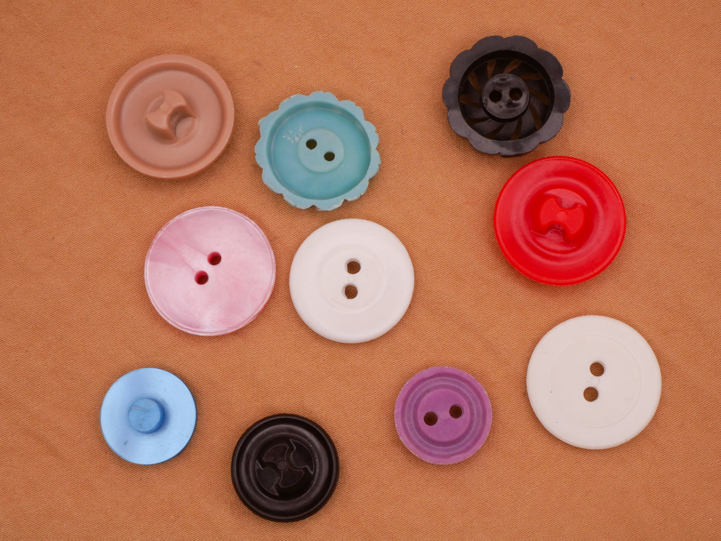 Housecoat Swirls Spirals Vintage Plastic Set of Ten Buttons Various 14-28mm
