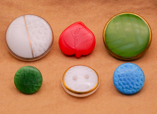Dig Dug Design in Glass Vintage Button Various 11-18mm