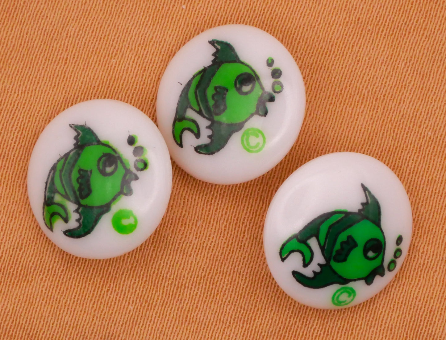 Sleepy Green Fish Vintage Plastic Button 13mm