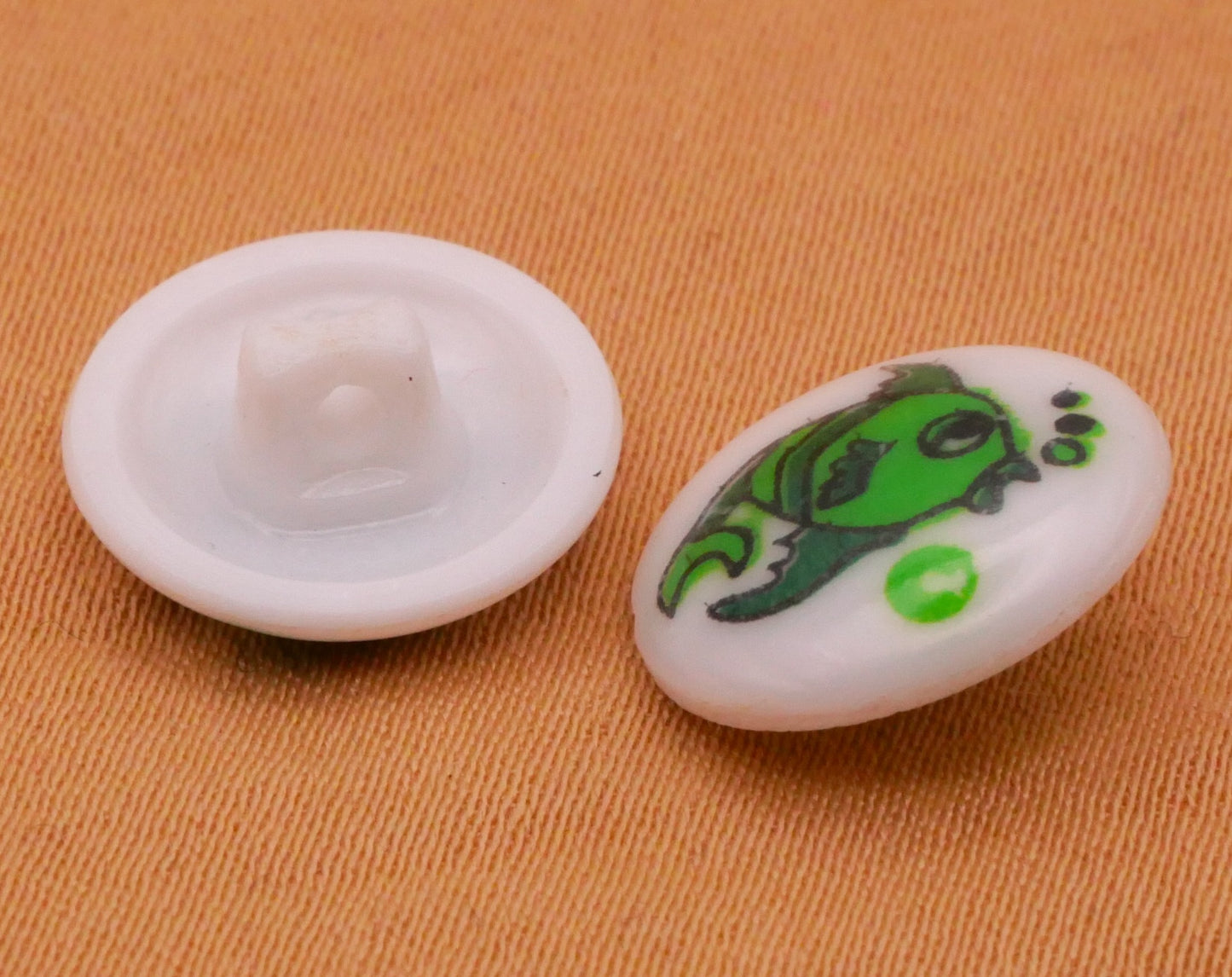 Sleepy Green Fish Vintage Plastic Button 13mm