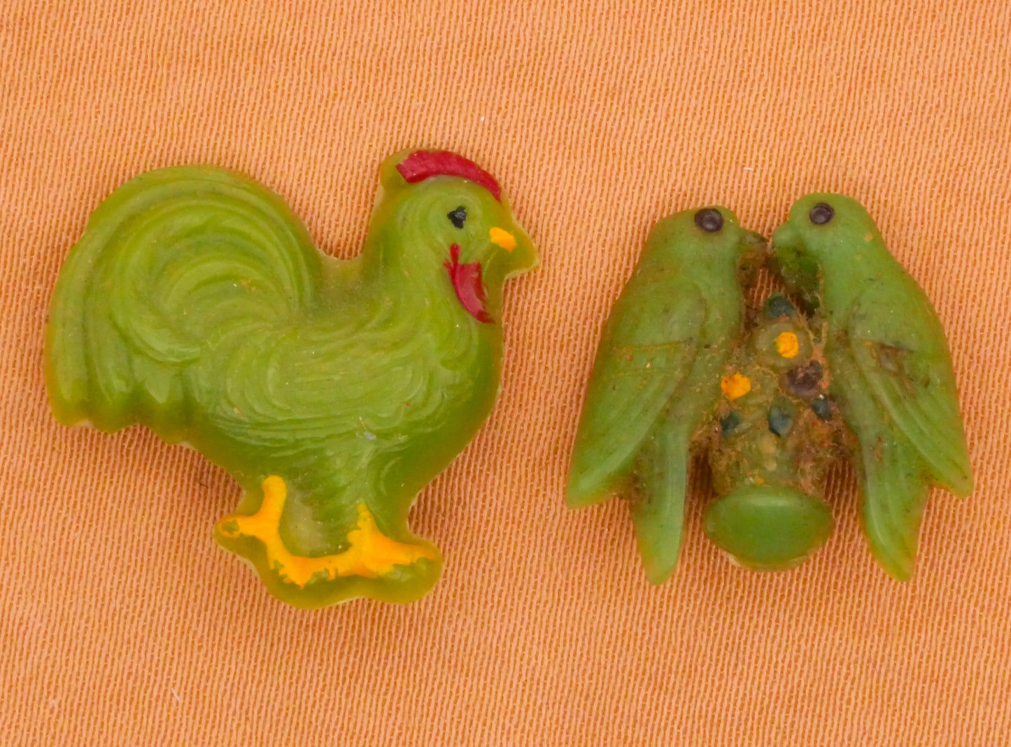 Goofy Goofie Rooster Lovebirds Green Plastic Button Various 15-20mm