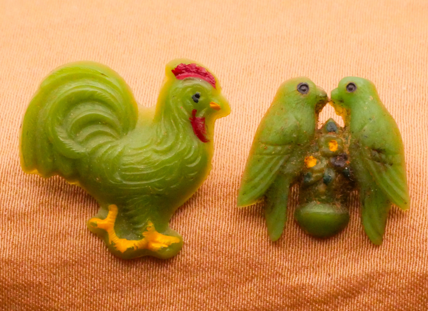 Goofy Goofie Rooster Lovebirds Green Plastic Button Various 15-20mm