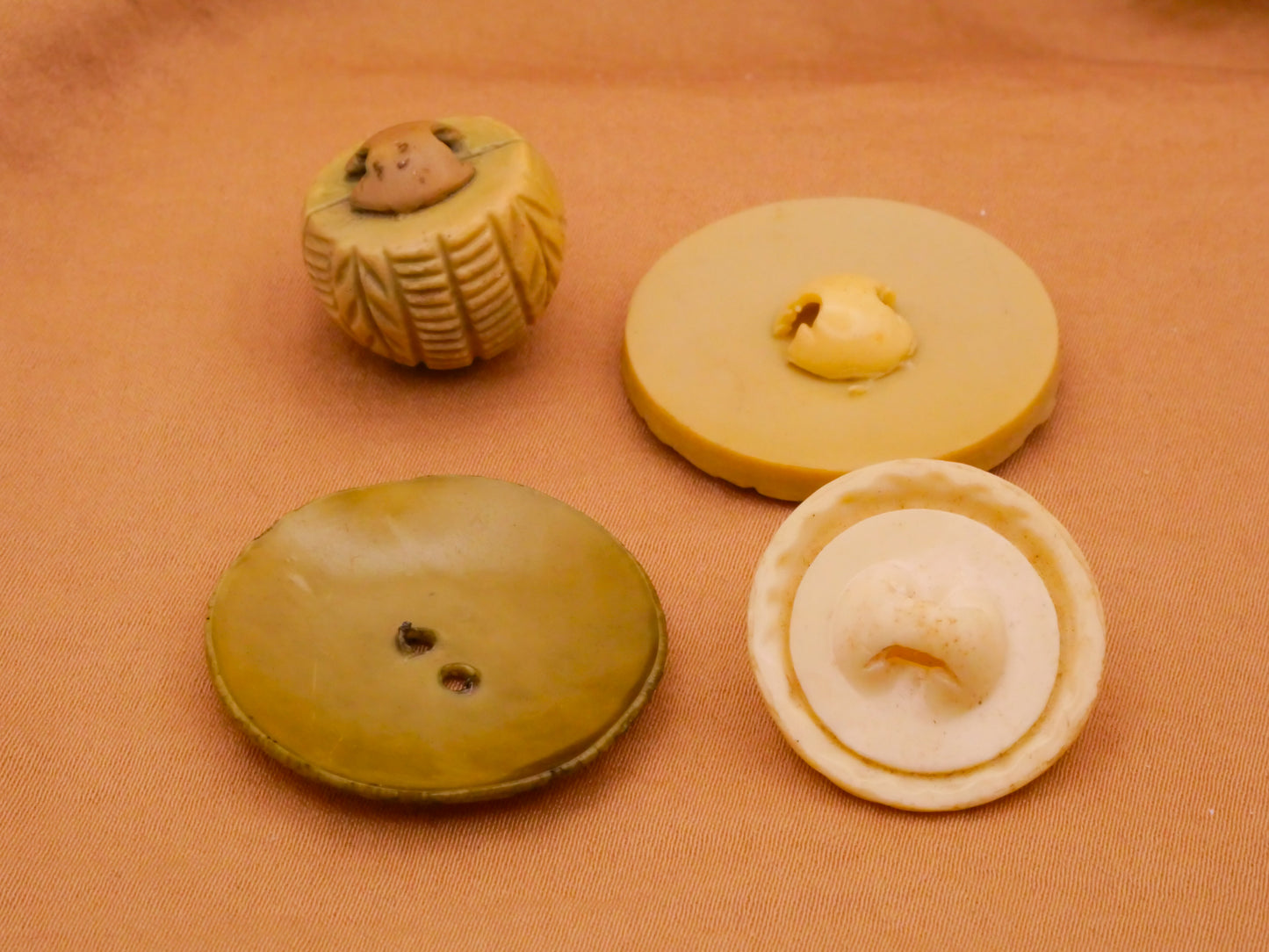 Tribal Design Ivory Look Celluloid Early Plastic Button 17-29mm