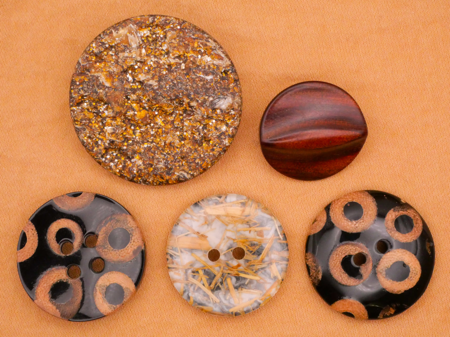 Natural Materials in Plastic Vintage Button Various 19-31mm