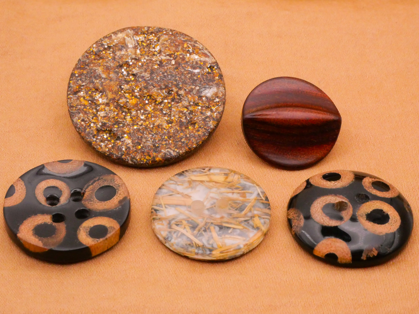Natural Materials in Plastic Vintage Button Various 19-31mm