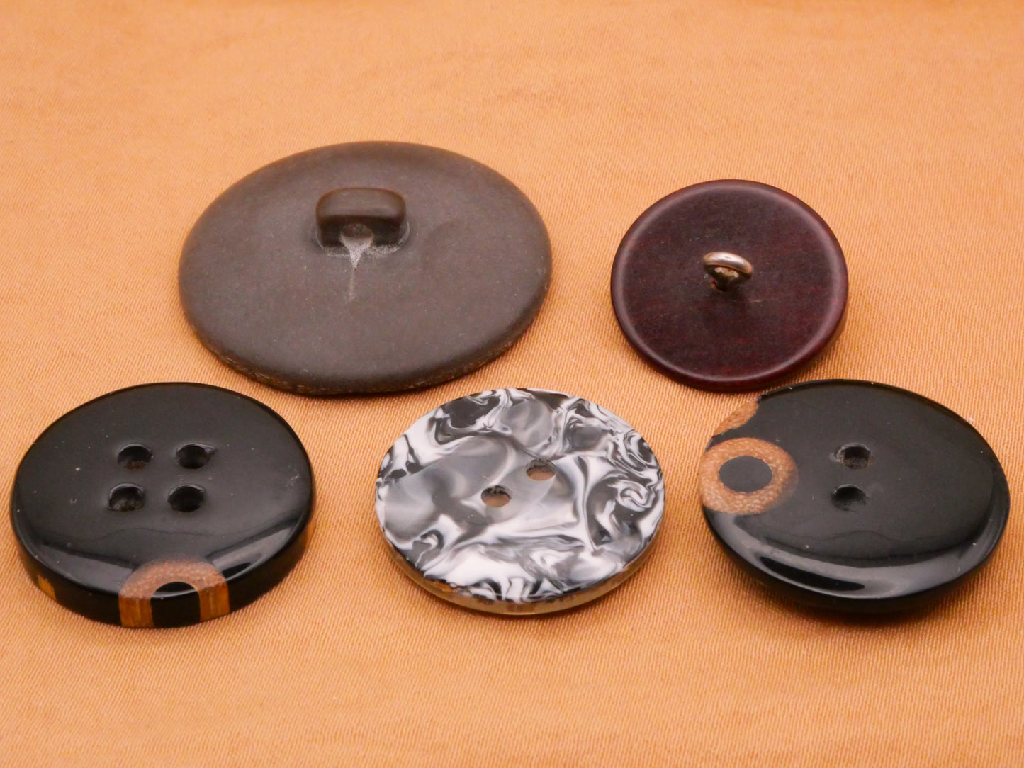 Natural Materials in Plastic Vintage Button Various 19-31mm