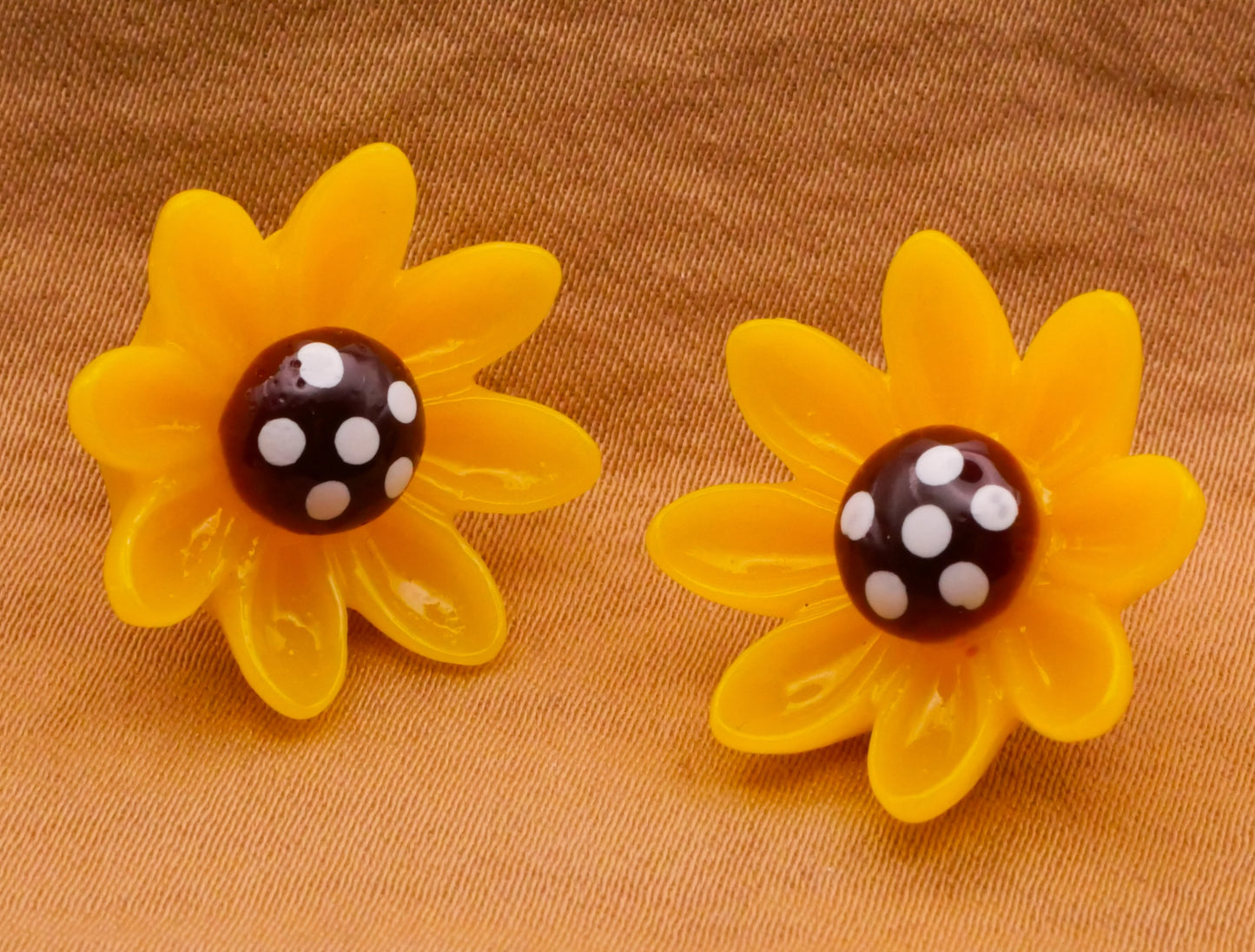 Flower Yellow Polka Dot Center Plastic Pair of Buttons 19mm