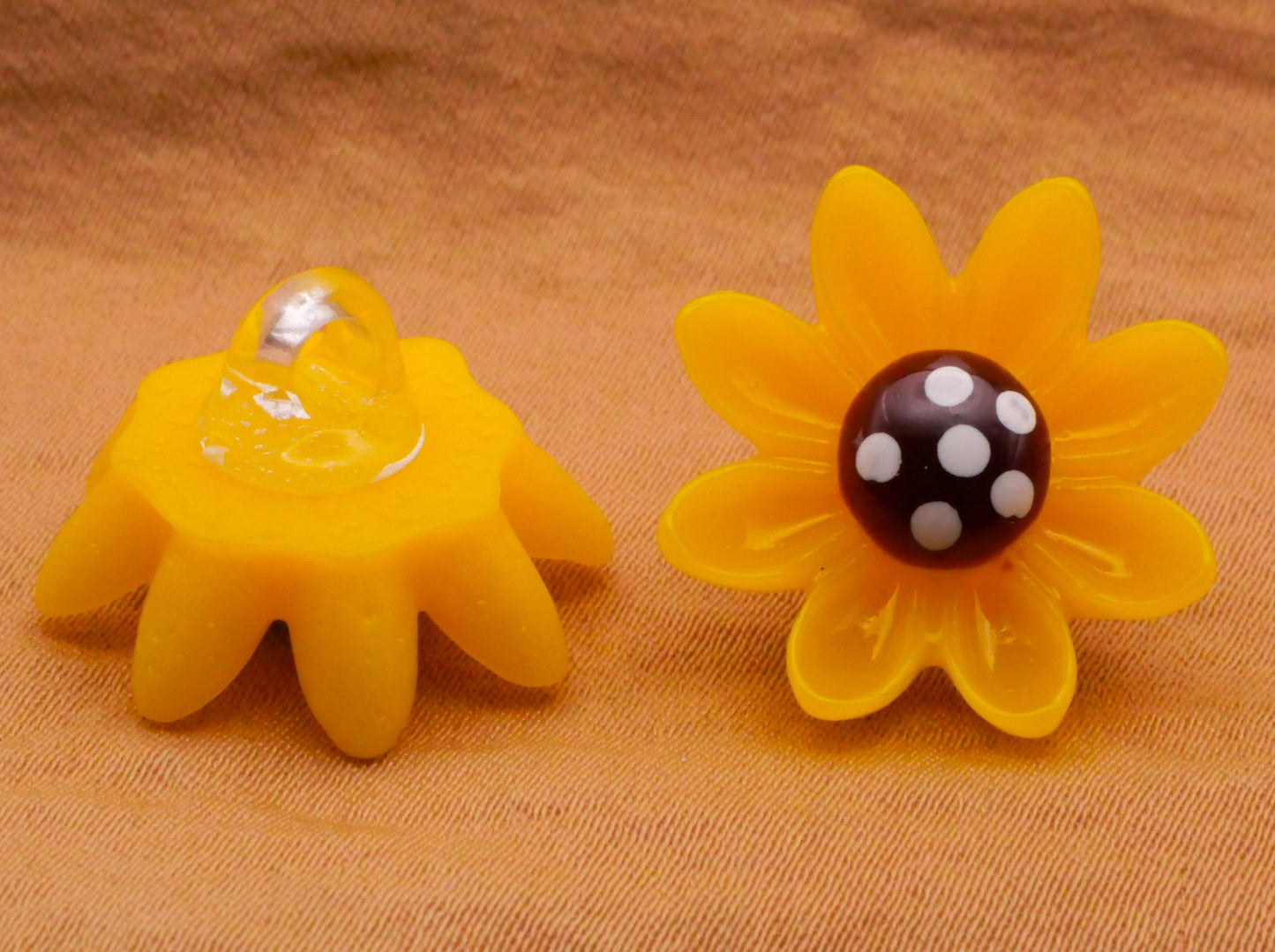 Flower Yellow Polka Dot Center Plastic Pair of Buttons 19mm
