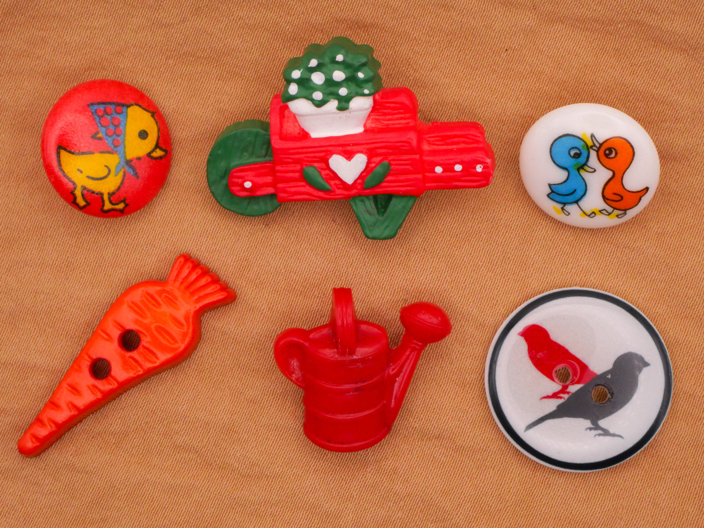 Spring Chicks Garden Goofy Goofie Plastic Button Various 9-31mm