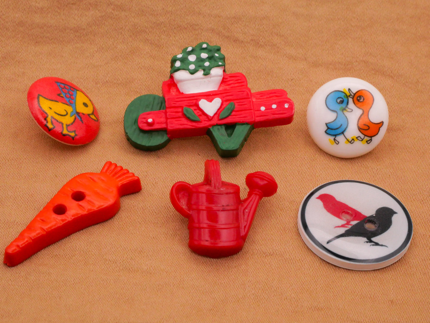 Spring Chicks Garden Goofy Goofie Plastic Button Various 9-31mm