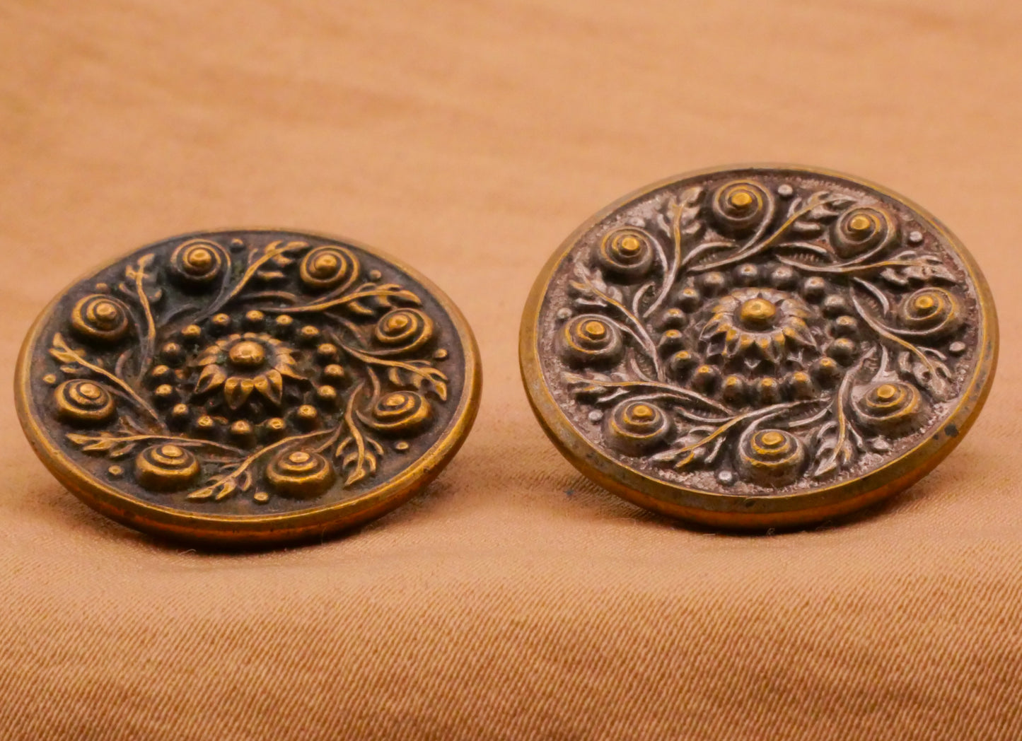 Spiral Leaf Wreath Brass Metal Button Various 23-24mm