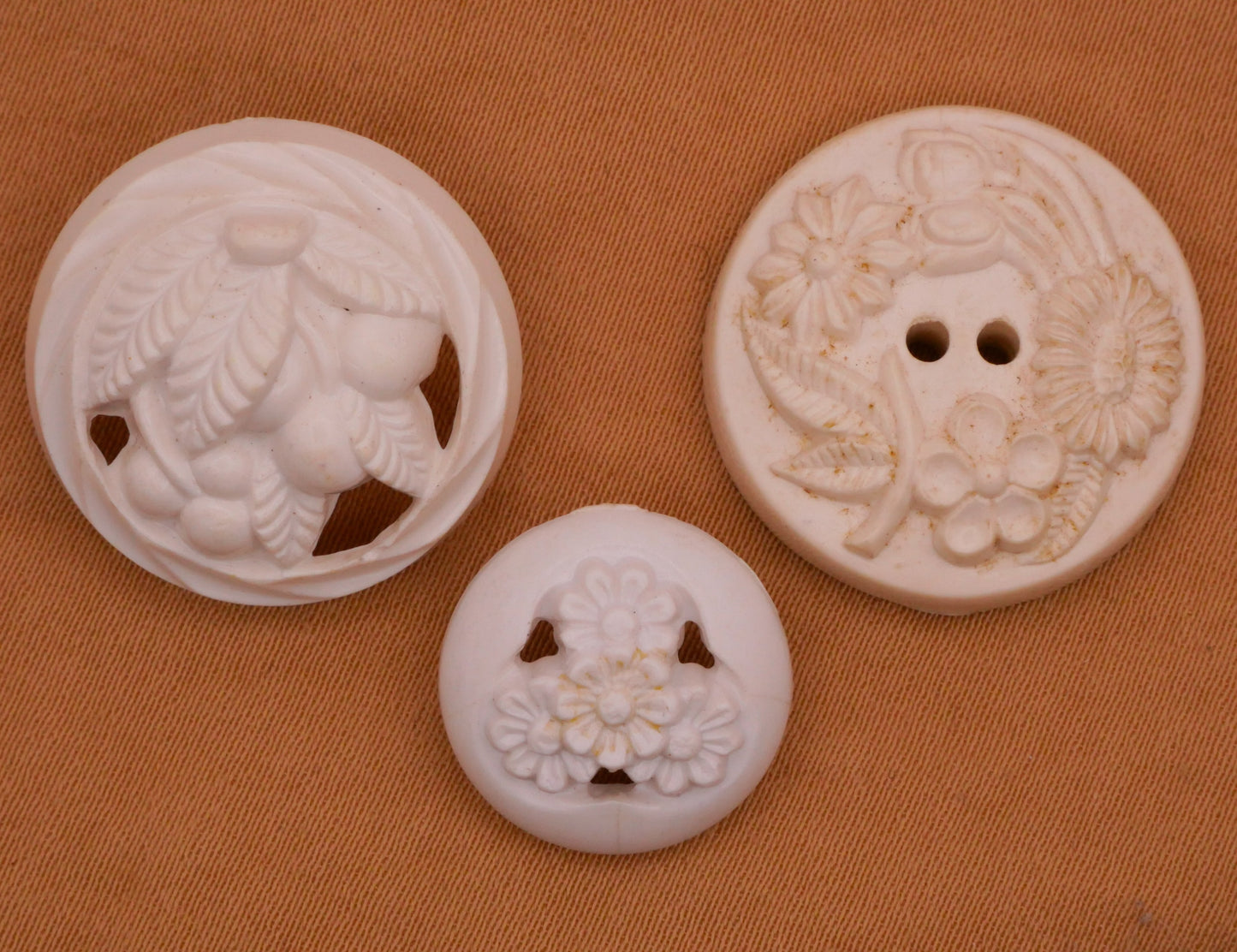 Fruit or Flowers Vintage Housecoat White Plastic Button Various 15-22mm
