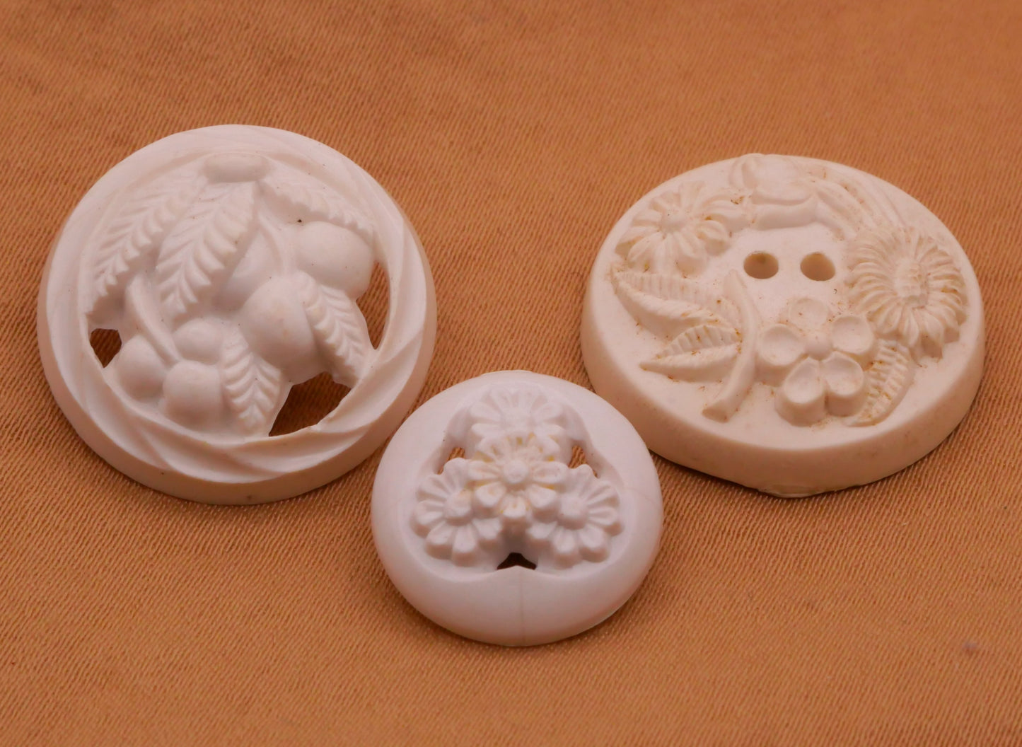 Fruit or Flowers Vintage Housecoat White Plastic Button Various 15-22mm