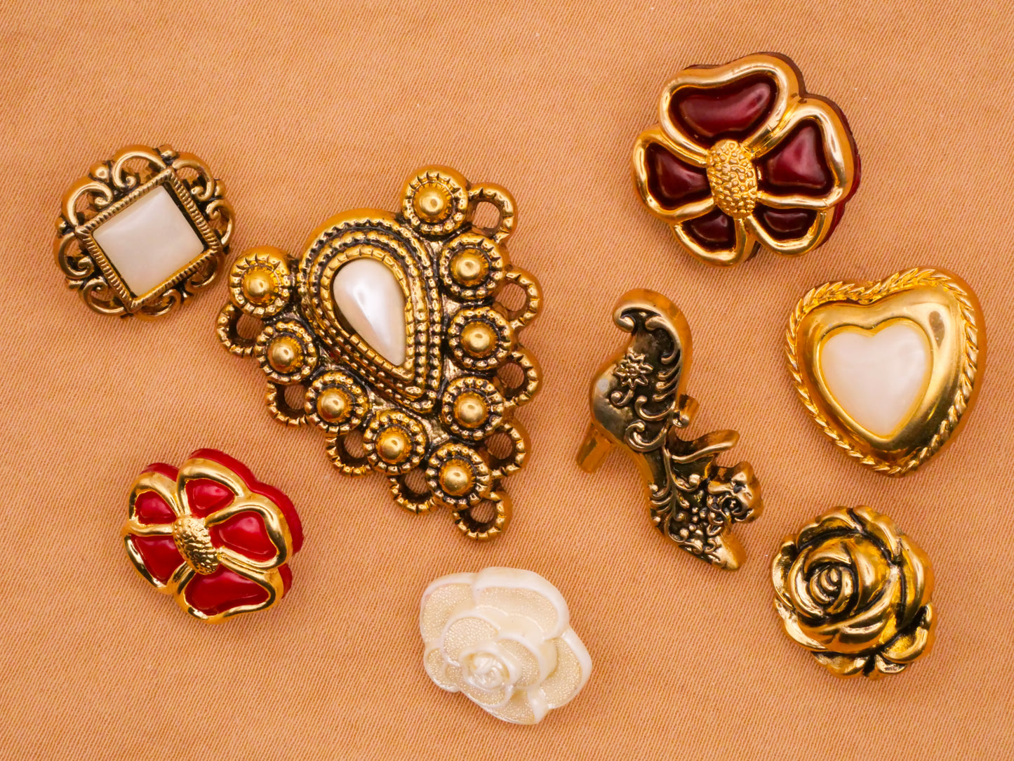 Shoe Flowers Gold Ivory Red Plastic Set of Eight Buttons 13-29mm