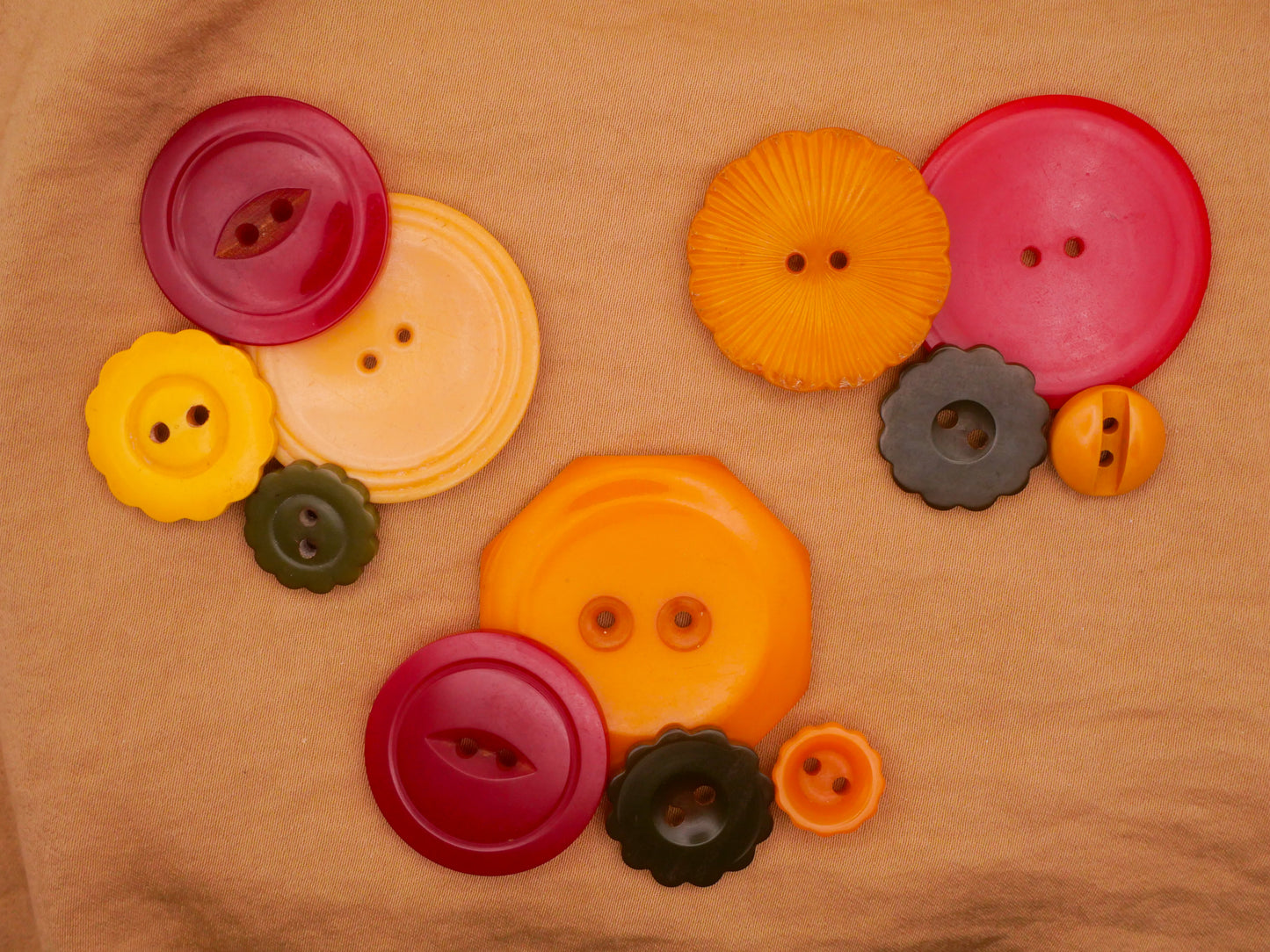 Flower Bakelite Stack Early Plastic Set of Four Buttons Various 12-36mm