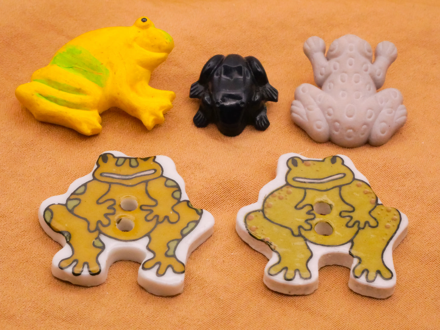 Frog Amphibian Plastic or Ceramic Button Various 15-27mm