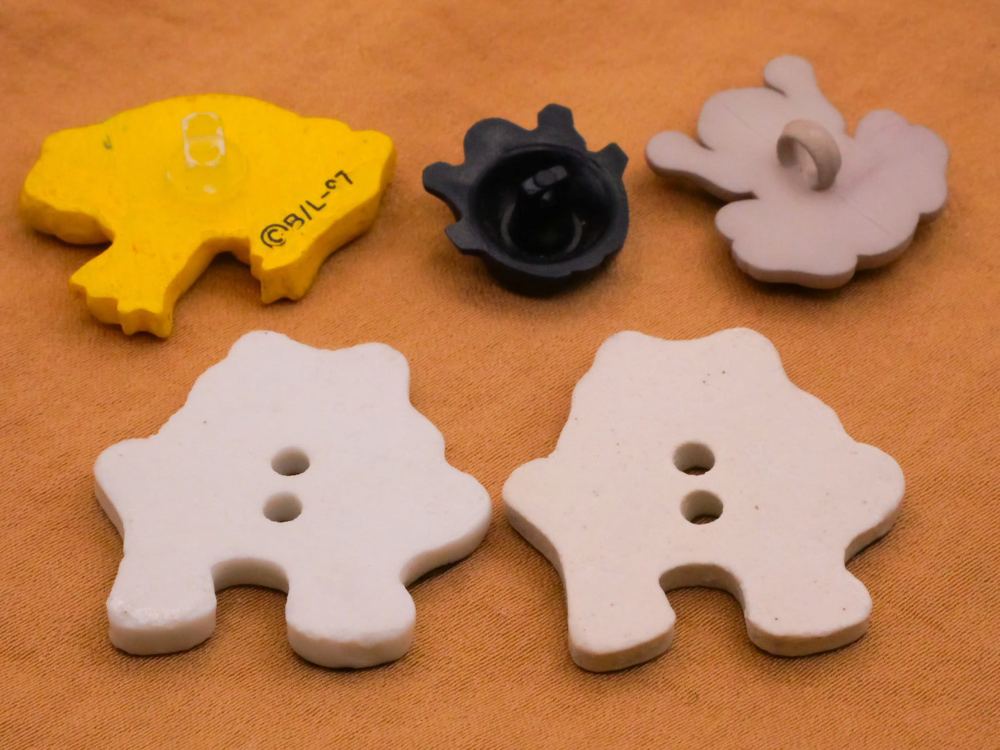 Frog Amphibian Plastic or Ceramic Button Various 15-27mm