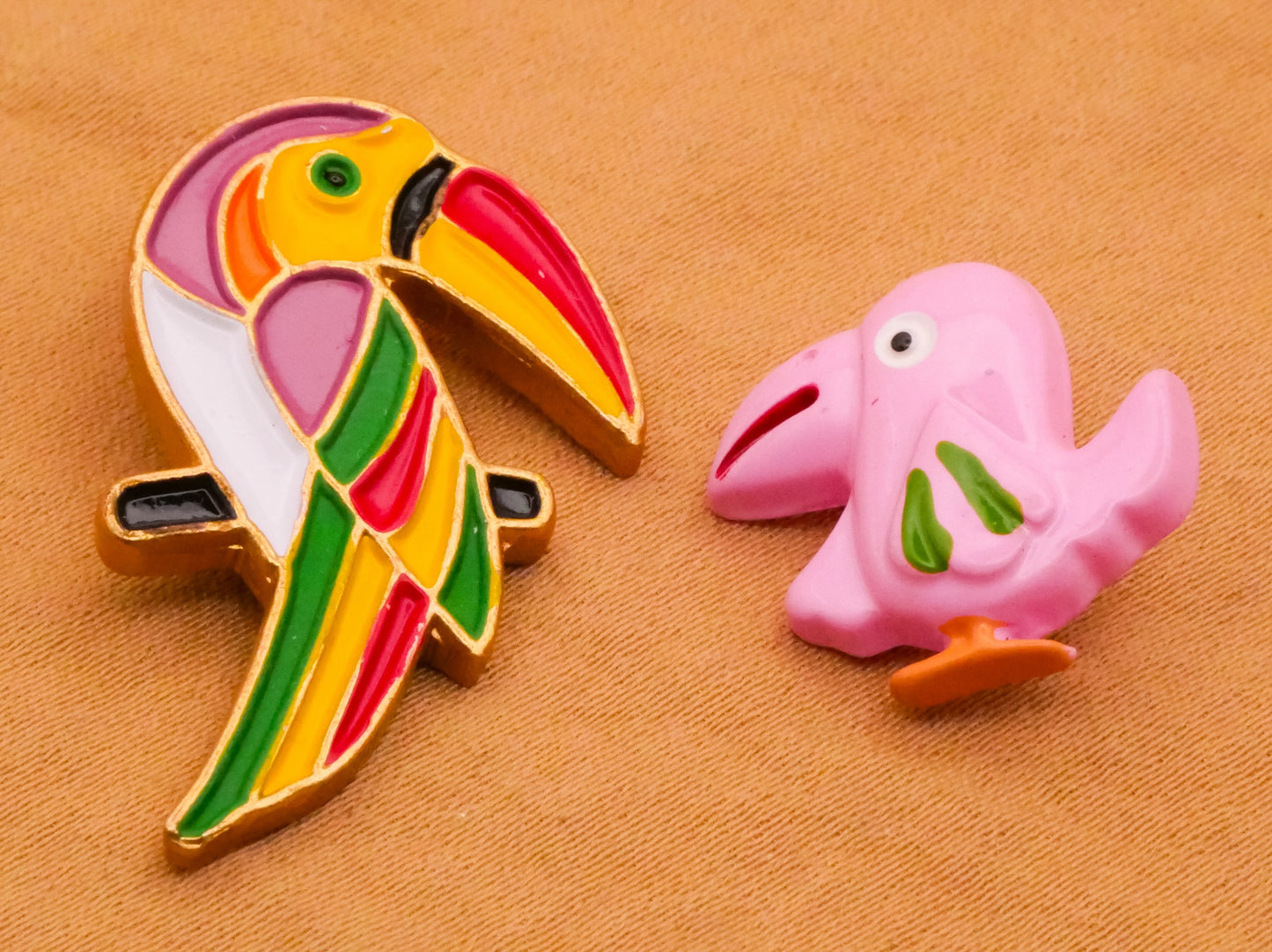Toucan Tropical Bird Enamel Metal or Plastic Button Various 15-32mm