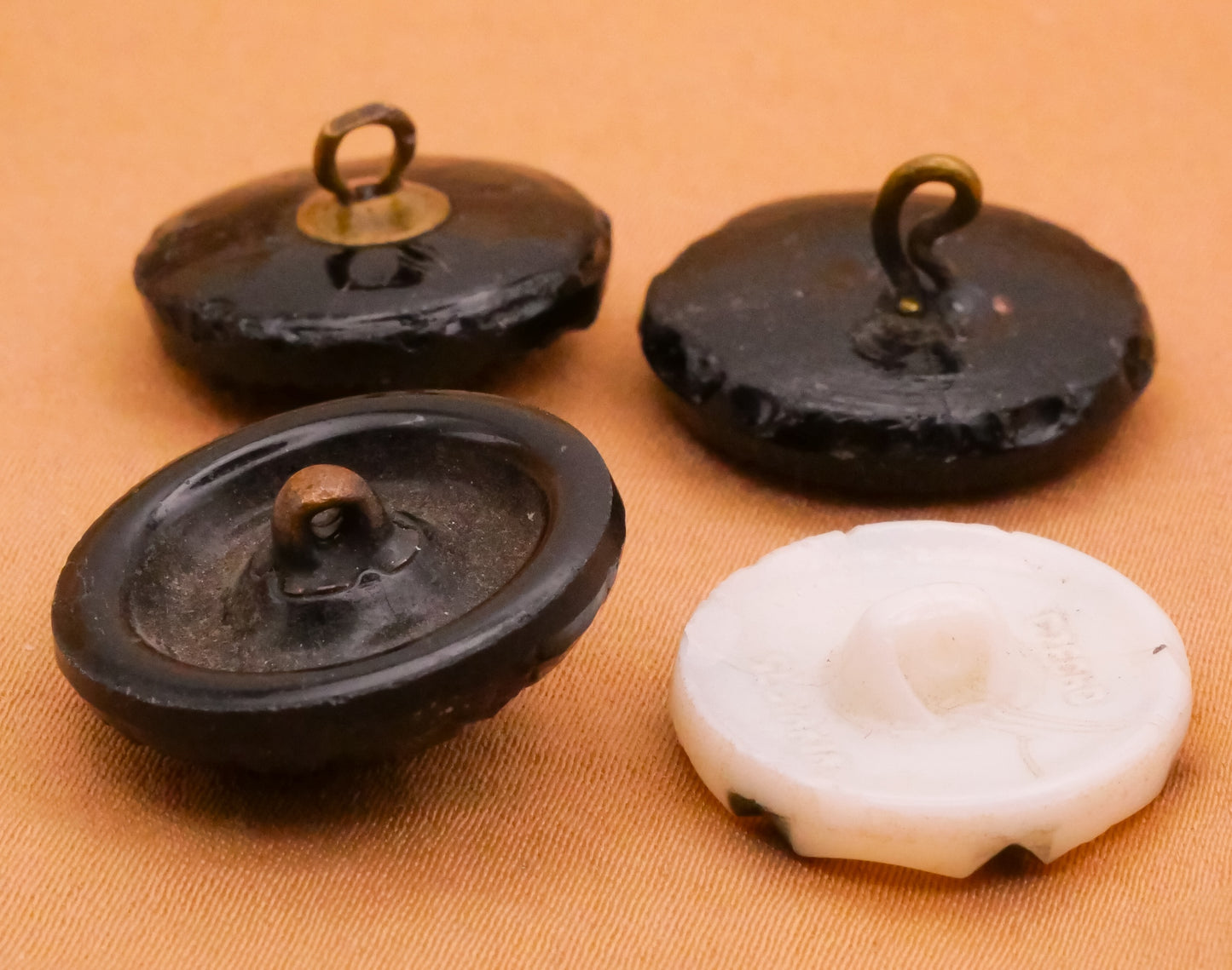 Pinwheel Fan Black or White Glass Button Various 18-20mm