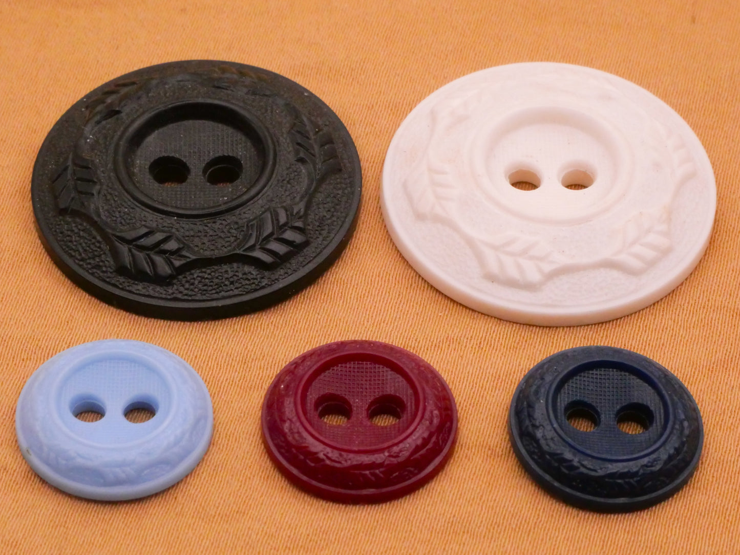 Leaf Wreath Housecoat Vintage Plastic Button Various 15-27mm