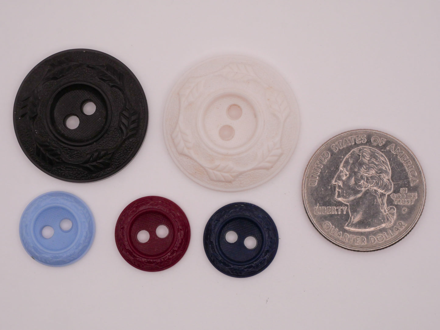 Leaf Wreath Housecoat Vintage Plastic Button Various 15-27mm