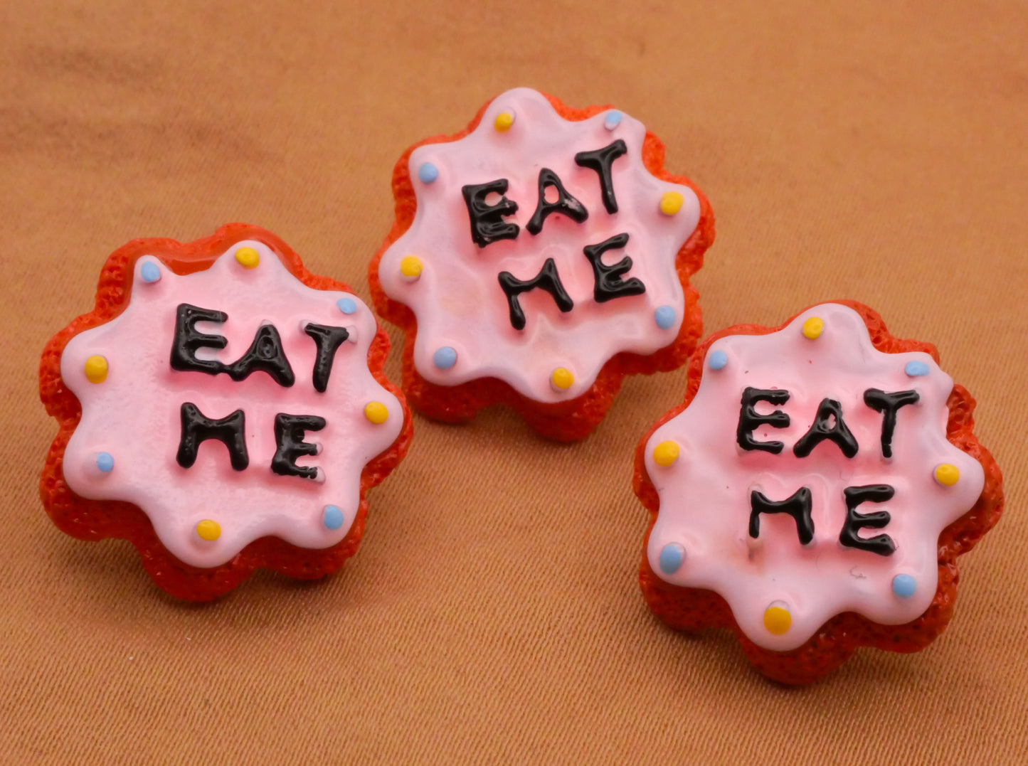 Eat Me Cookie Alice in Wonderland Verbal Plastic Button 21mm