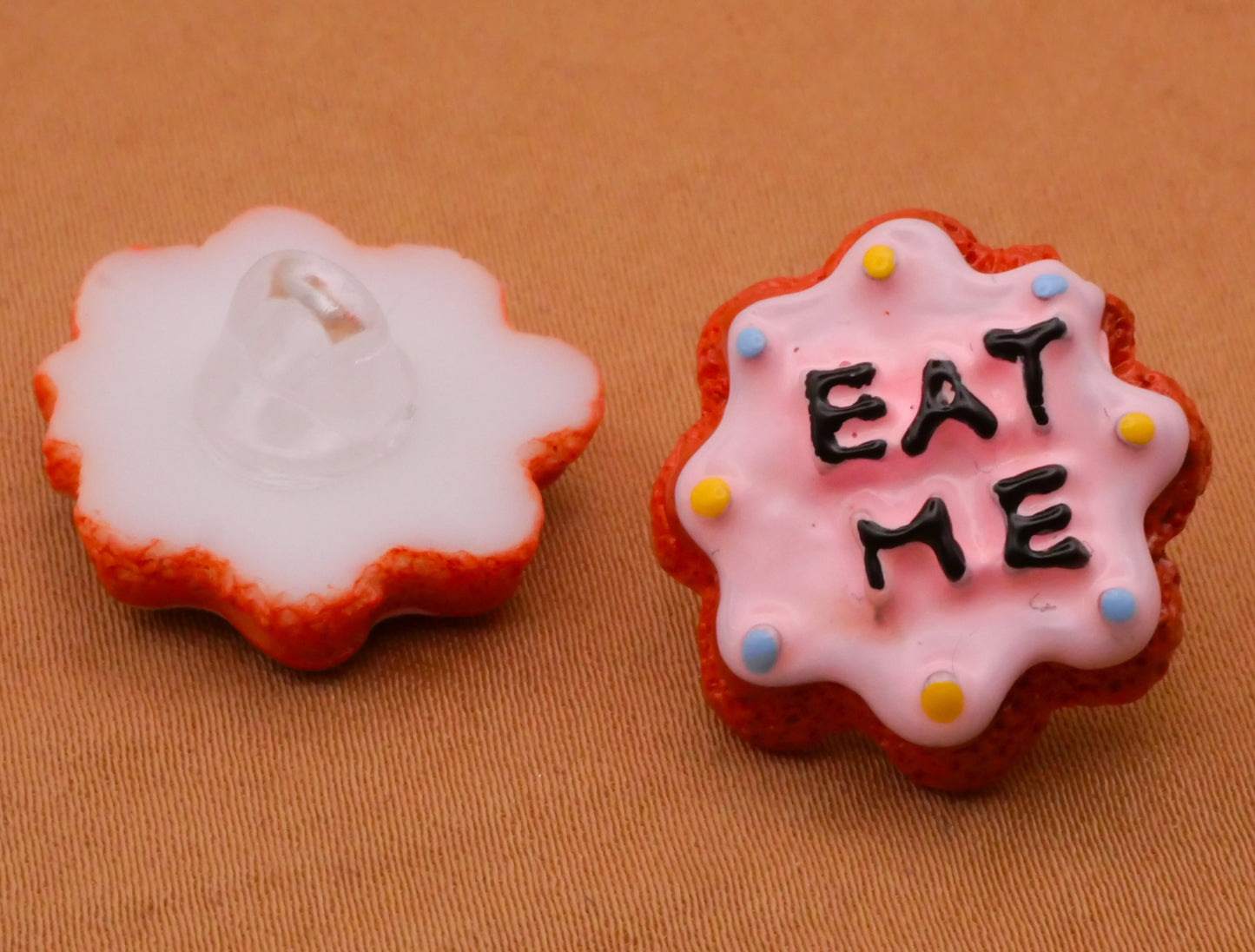 Eat Me Cookie Alice in Wonderland Verbal Plastic Button 21mm